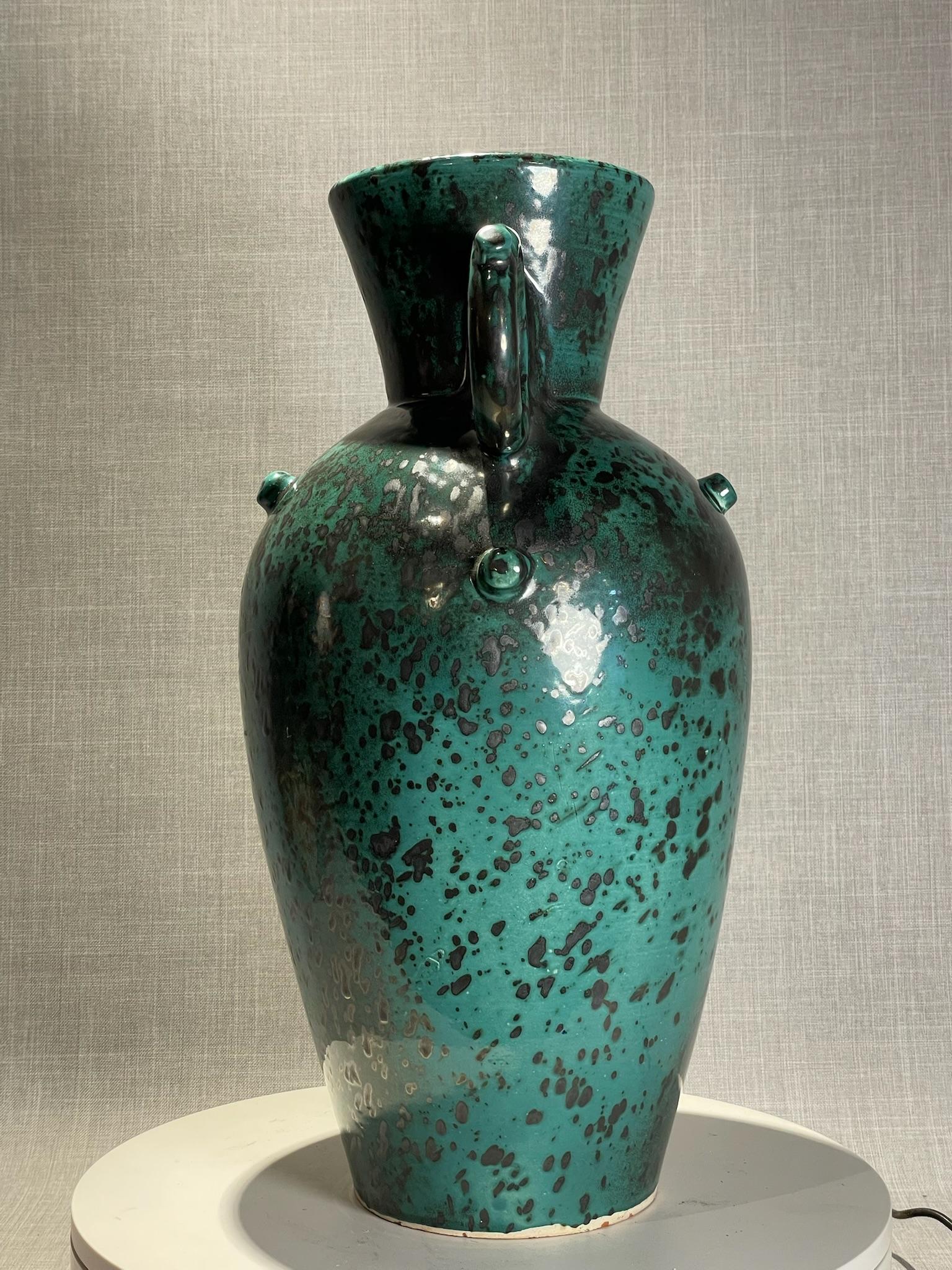 Marocchino Urna in terracotta smaltata blu e nera di metà secolo + maniglie a doppio anello in vendita