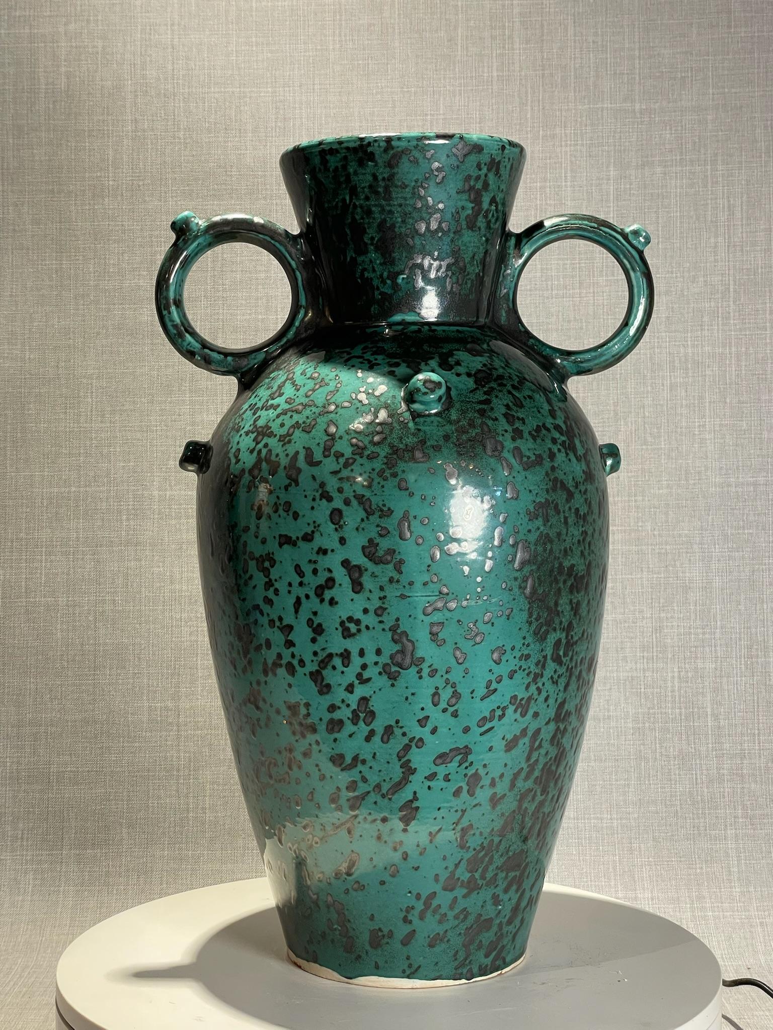 Smaltato Urna in terracotta smaltata blu e nera di metà secolo + maniglie a doppio anello in vendita