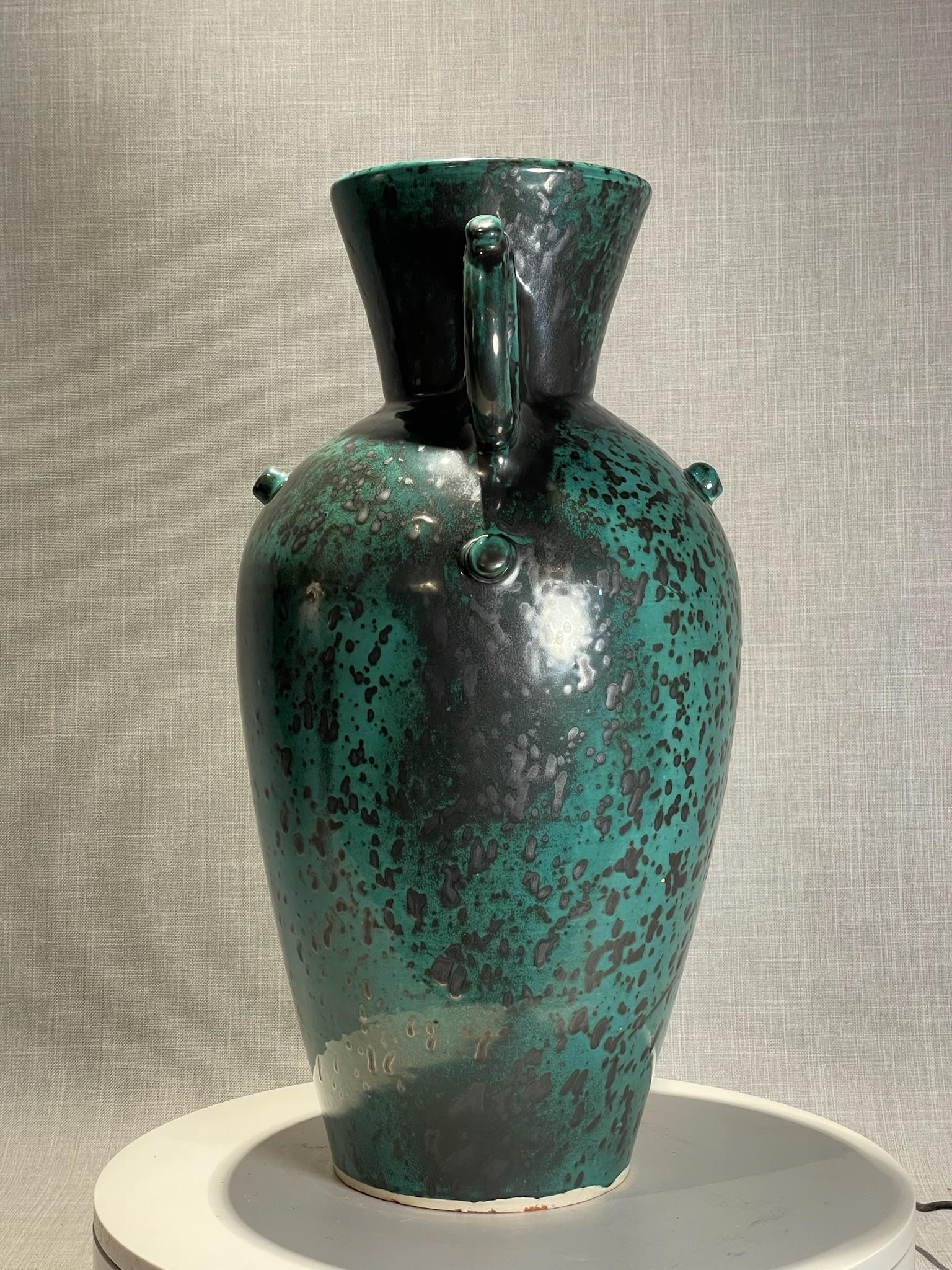 Urna in terracotta smaltata blu e nera di metà secolo + maniglie a doppio anello In condizioni buone in vendita a West Hollywood, CA