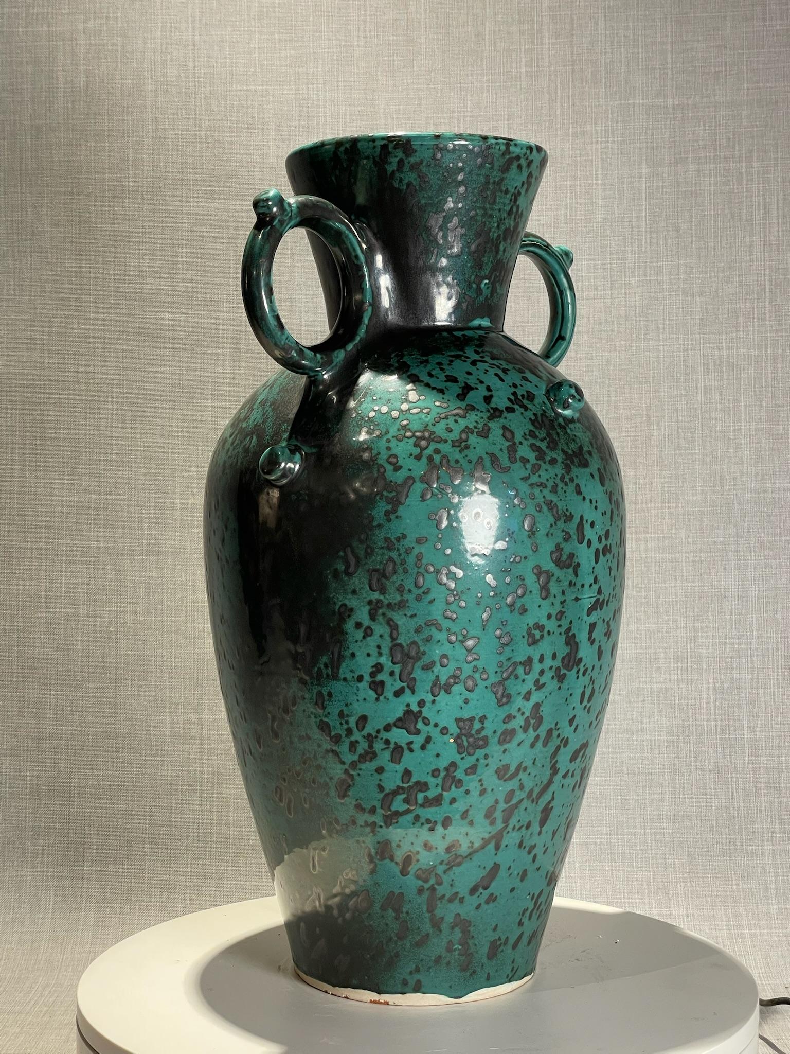 XX secolo Urna in terracotta smaltata blu e nera di metà secolo + maniglie a doppio anello in vendita