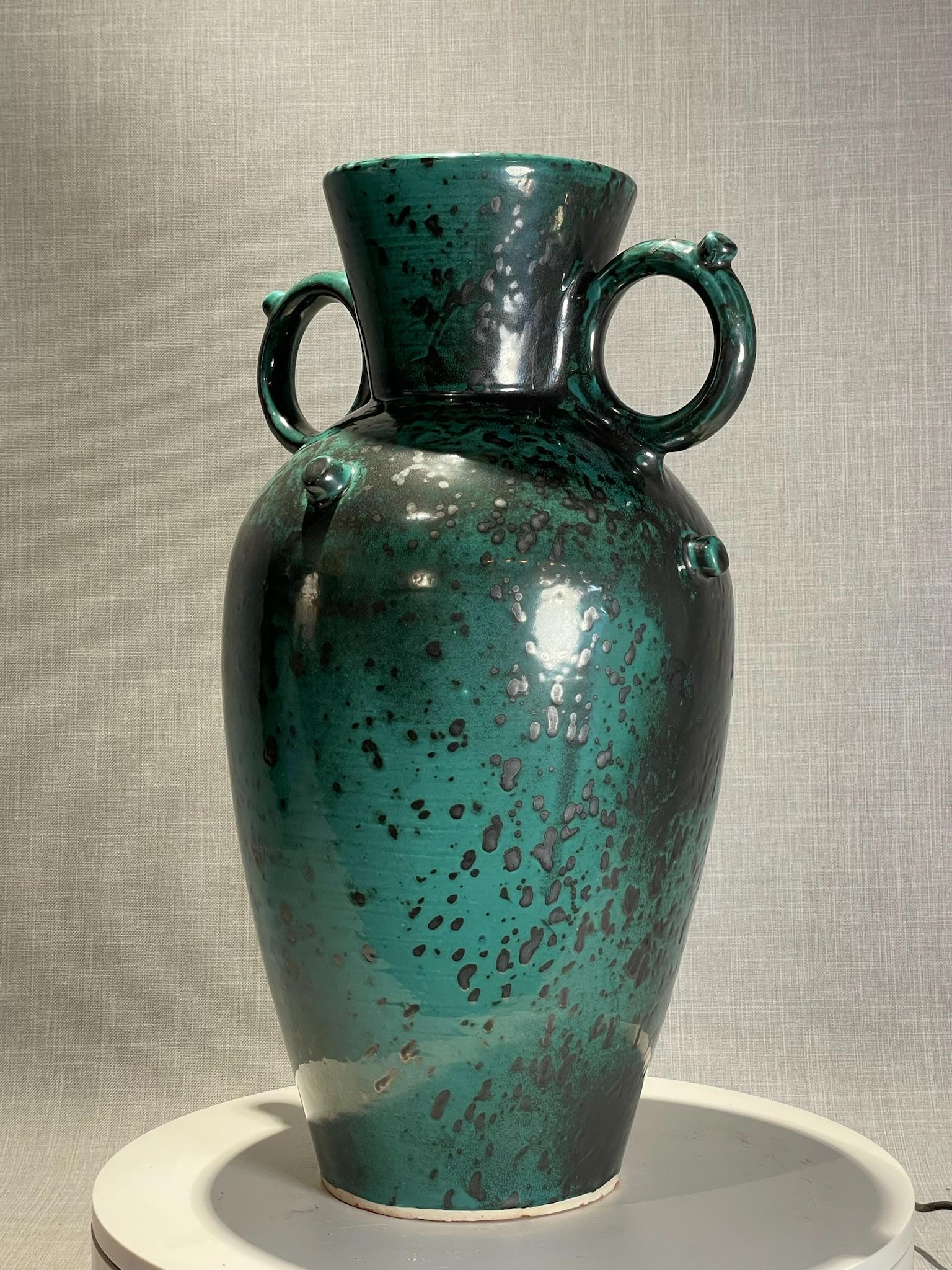 Argilla Urna in terracotta smaltata blu e nera di metà secolo + maniglie a doppio anello in vendita