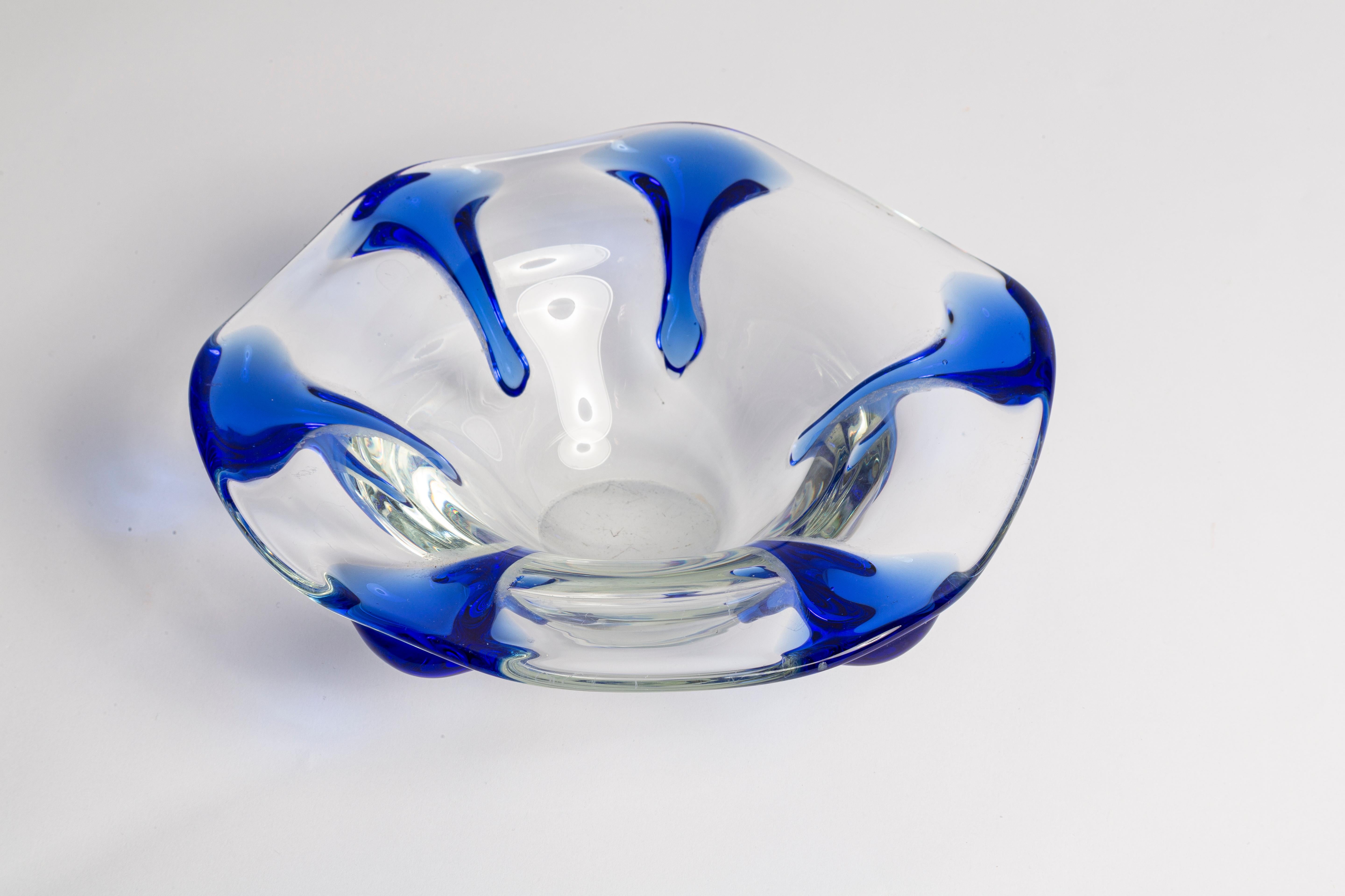 This original vintage glass ash tray bowl element was designed and produced in the 1970s in Poland. It is made in Sommerso Technique and has a fantastic faceted form. The vibrant color makes this items highly decorative. This item is a high quality