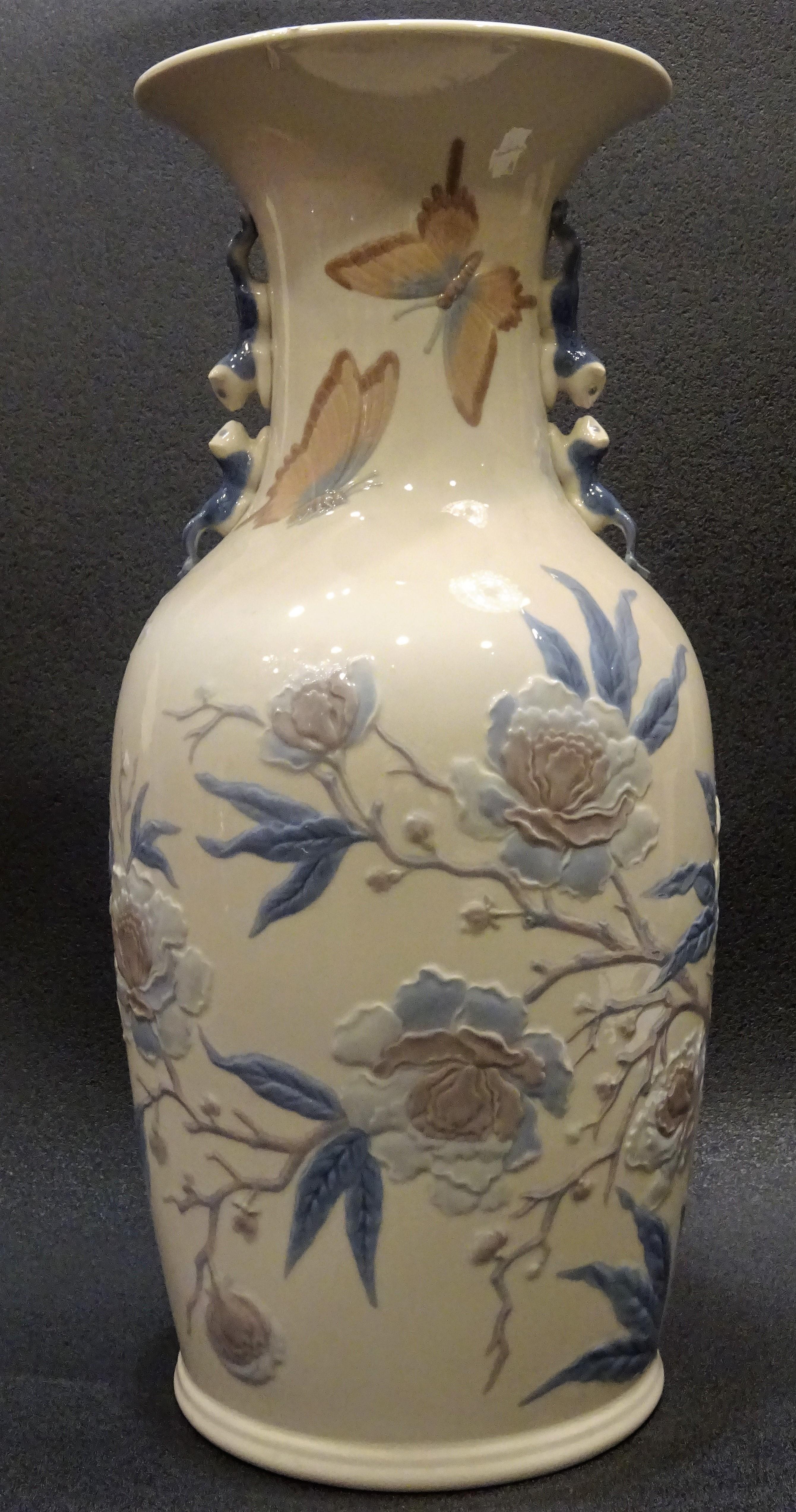 Midcentury Blue and White Lladro Spanish Porcelain Vase in Oriental Style 3