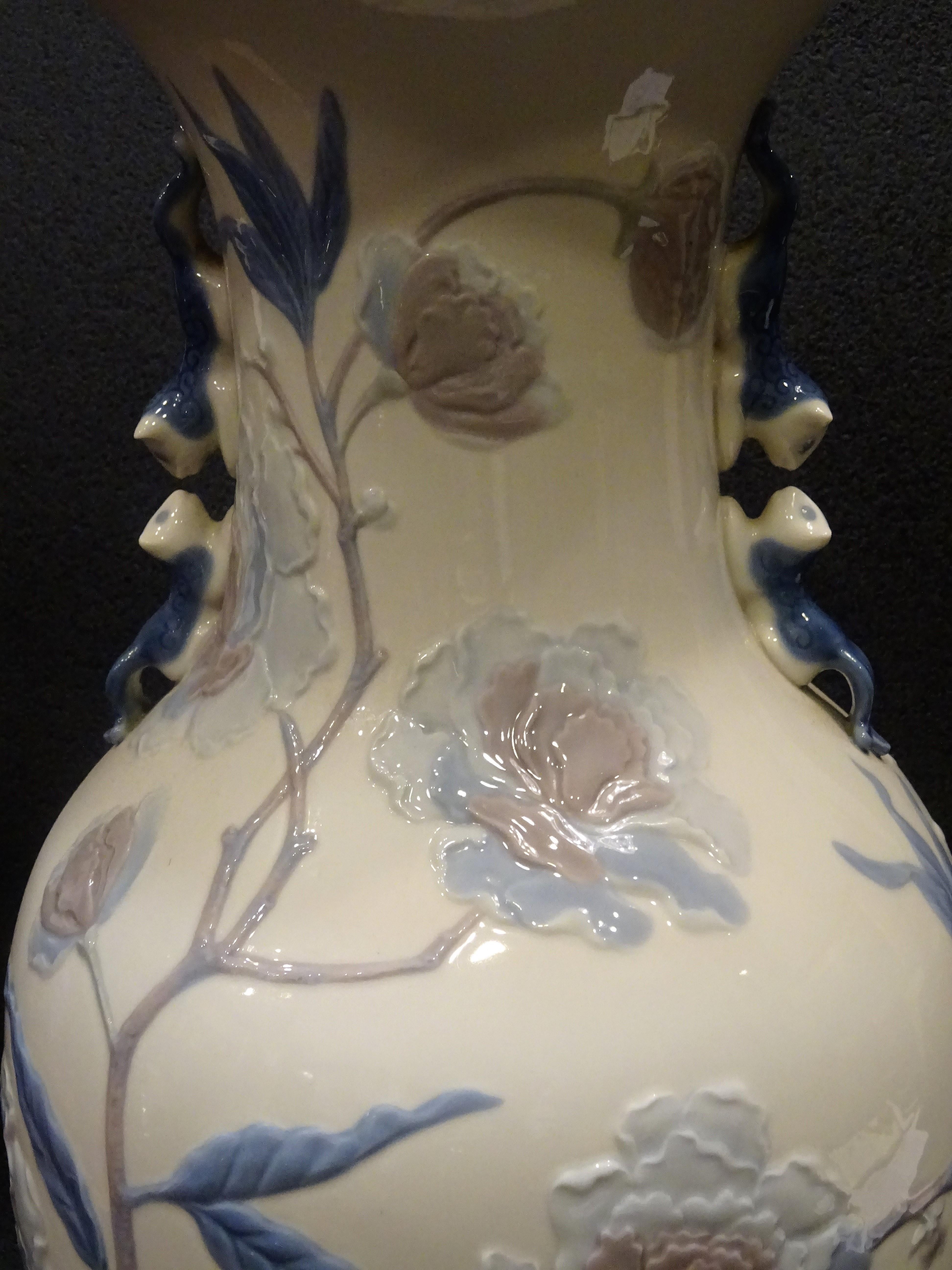A beautiful and elegant blue and white Lladro porcelain vase, hand painted with flowers and butterflies, handles with foo dog figures.
Marks in the base. In a very good condition with age and use, no cracks, no scratches.
It was purchased in an