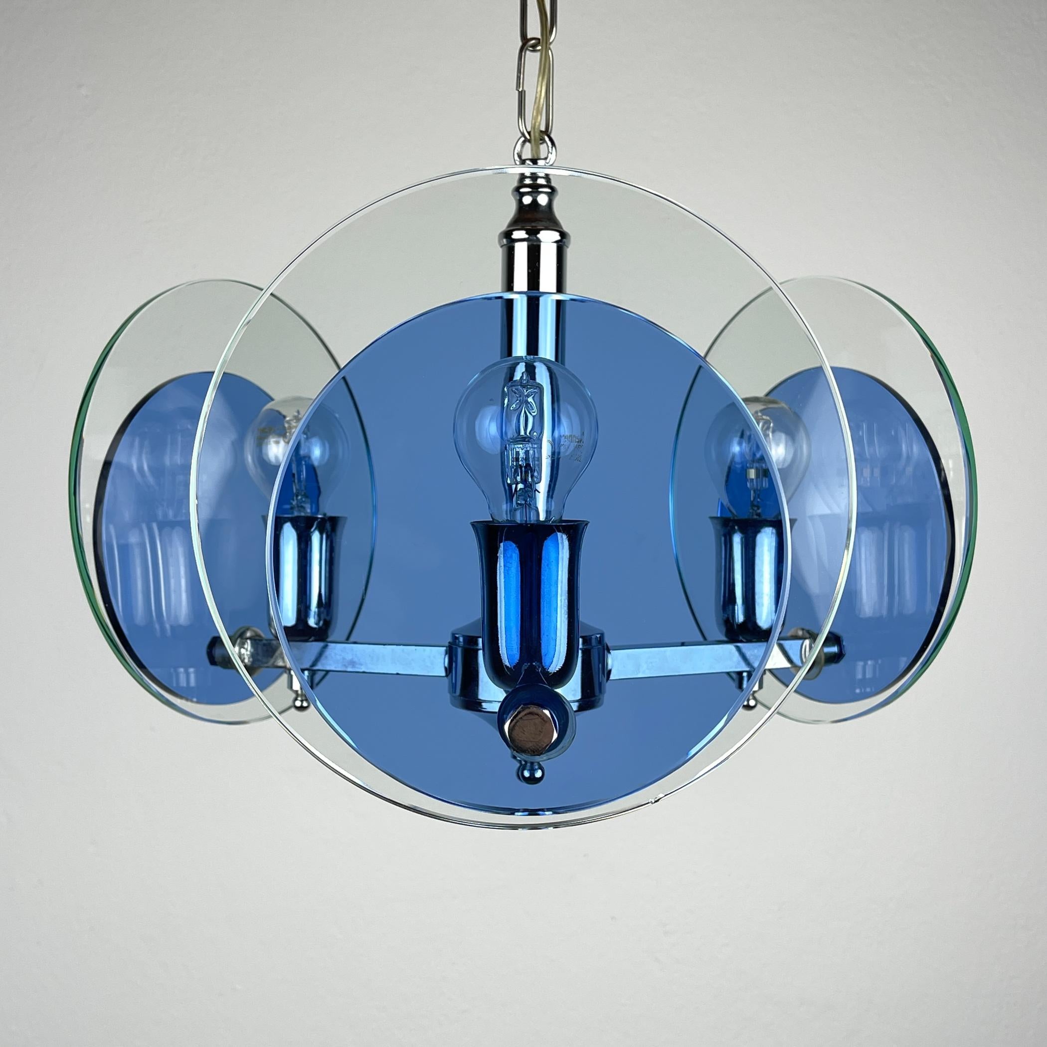 Magnifique lampe suspendue en verre d'art de Veca fabriquée en Italie dans les années 1970.

La lampe est en bon état vintage.

Dimensions :
Largeur : 32 cm / 12.6 inches
Hauteur : 25 cm

Hauteur de la lampe avec le câble : 83 cm / 32.6 inches

La