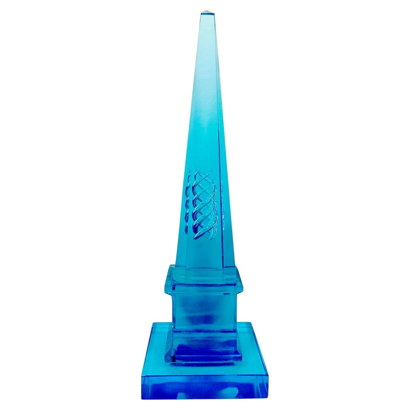 Blaue Kunstglaspyramide aus der Mitte des Jahrhunderts um 1960 mit geometrischer Innengravur im Angebot