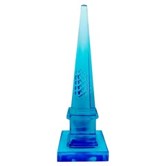 Pirámide de Vidrio Artístico Azul de Mediados de Siglo circa 1960 con Grabado Geométrico Interno Pirámide de Vidrio Artístico Azul de Mediados de Siglo circa 1960 con Grabado Geométrico Interno