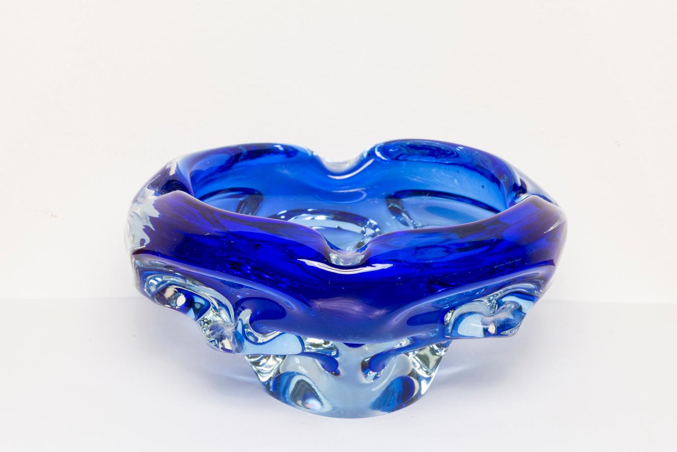 Vetro Posacenere a forma di ciotola in vetro Artistics blu, Italia, anni '70 in vendita