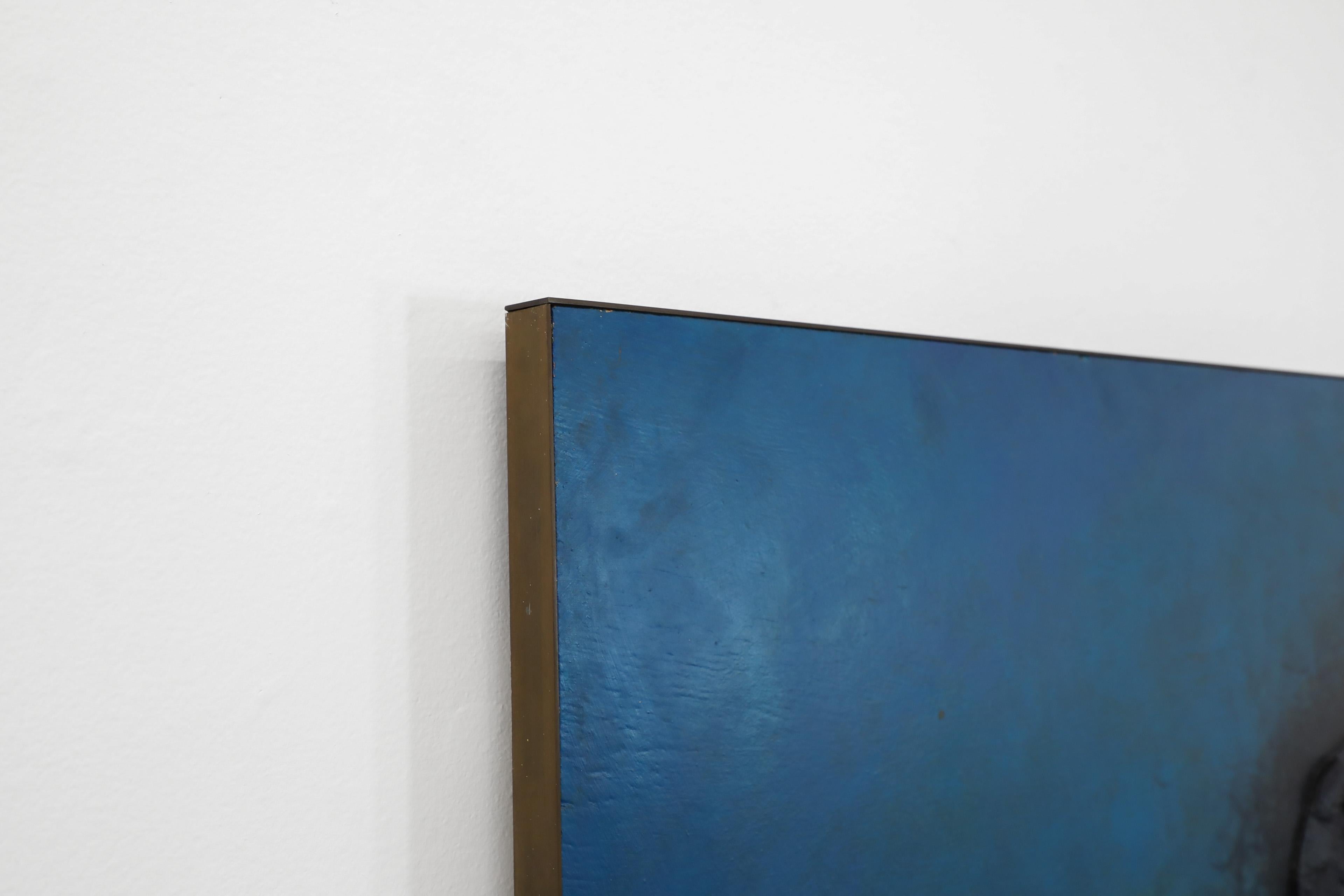 Blaues und messingfarbenes Gemälde in Mischtechnik aus der Mitte des Jahrhunderts, signiert Lou Tiew, 1979 Niederlande im Zustand „Gut“ im Angebot in Los Angeles, CA