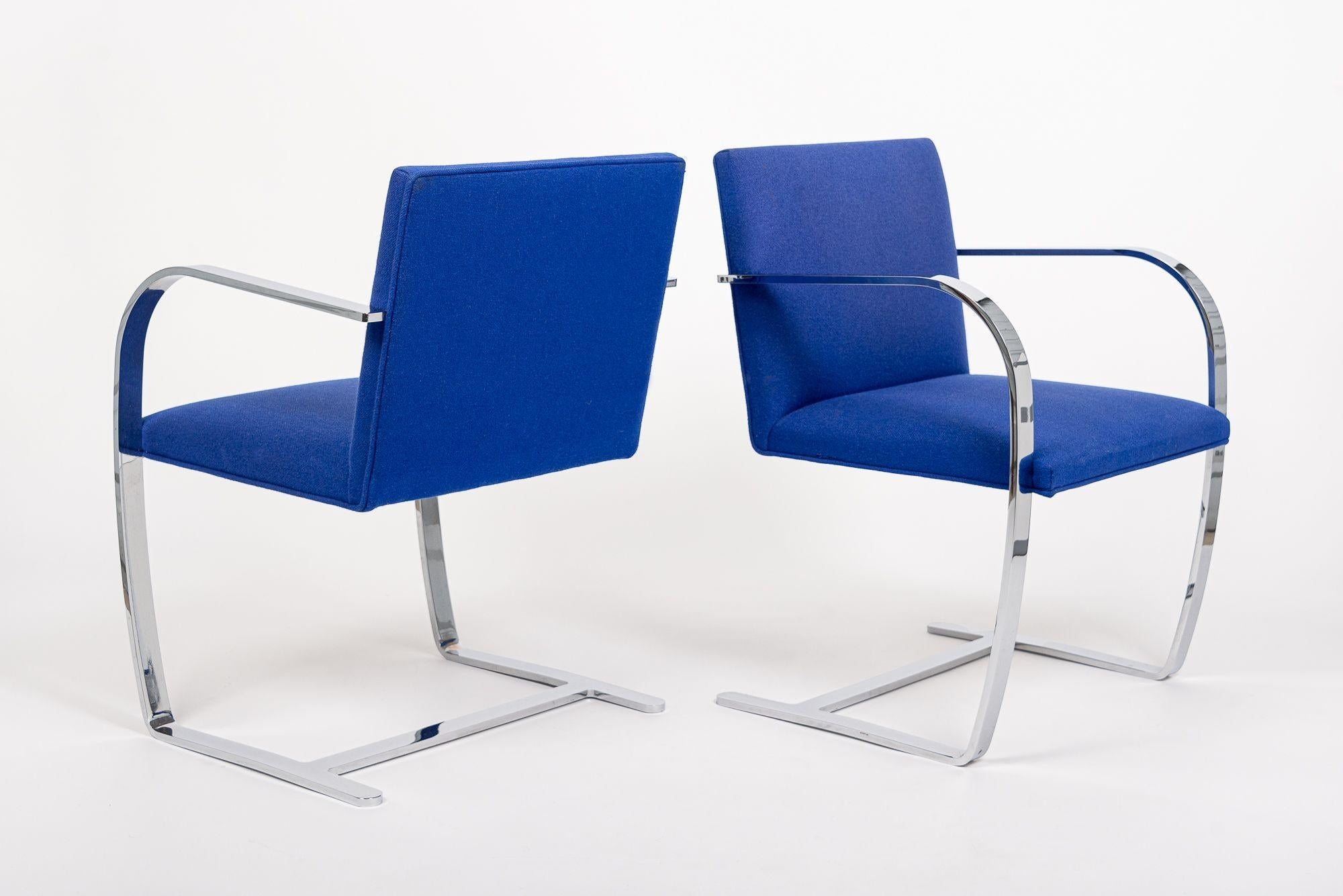 Blaue Brünner Stühle aus der Mitte des Jahrhunderts von Mies van der Rohe für Knoll im Angebot 5