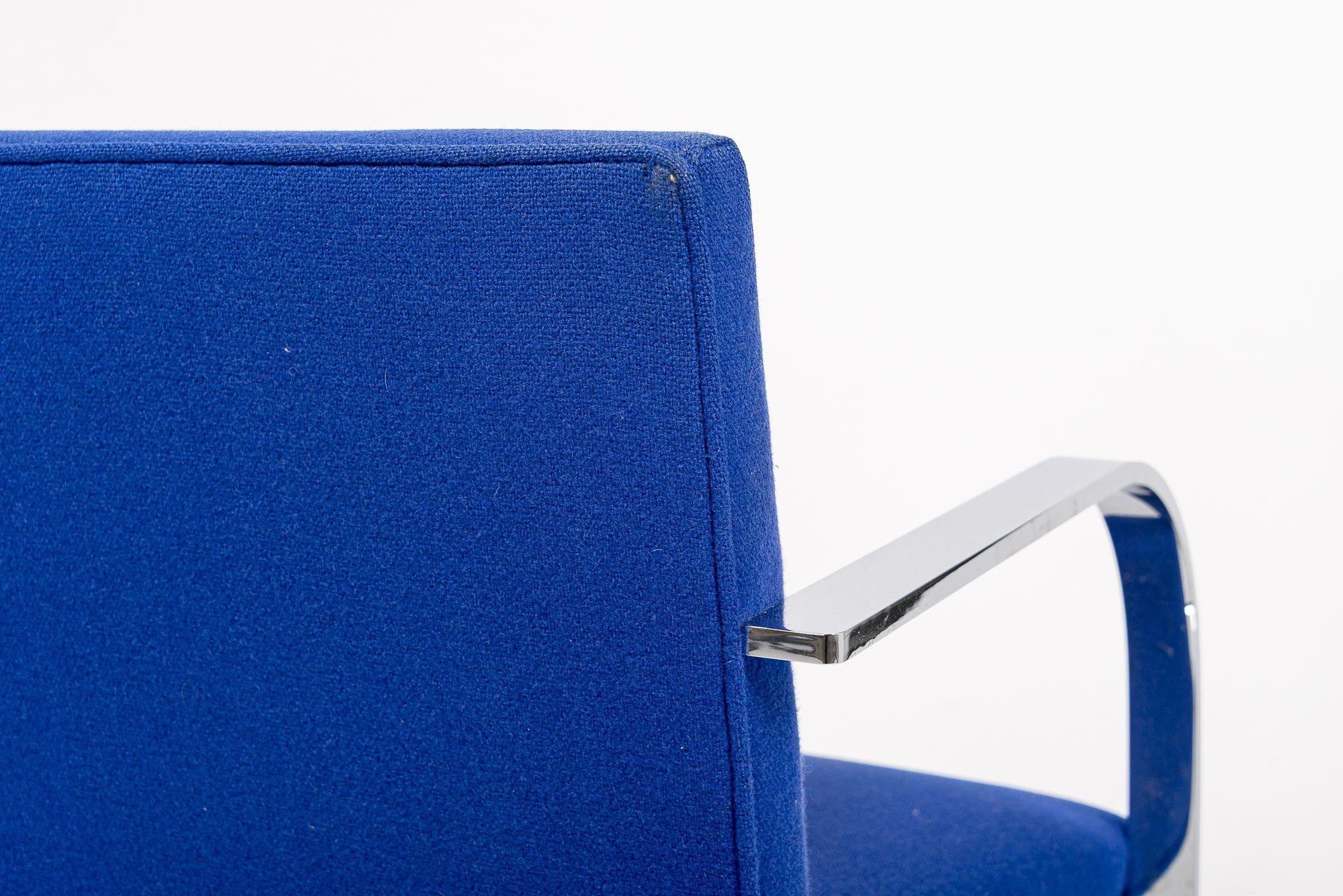 Blaue Brünner Stühle aus der Mitte des Jahrhunderts von Mies van der Rohe für Knoll im Angebot 2