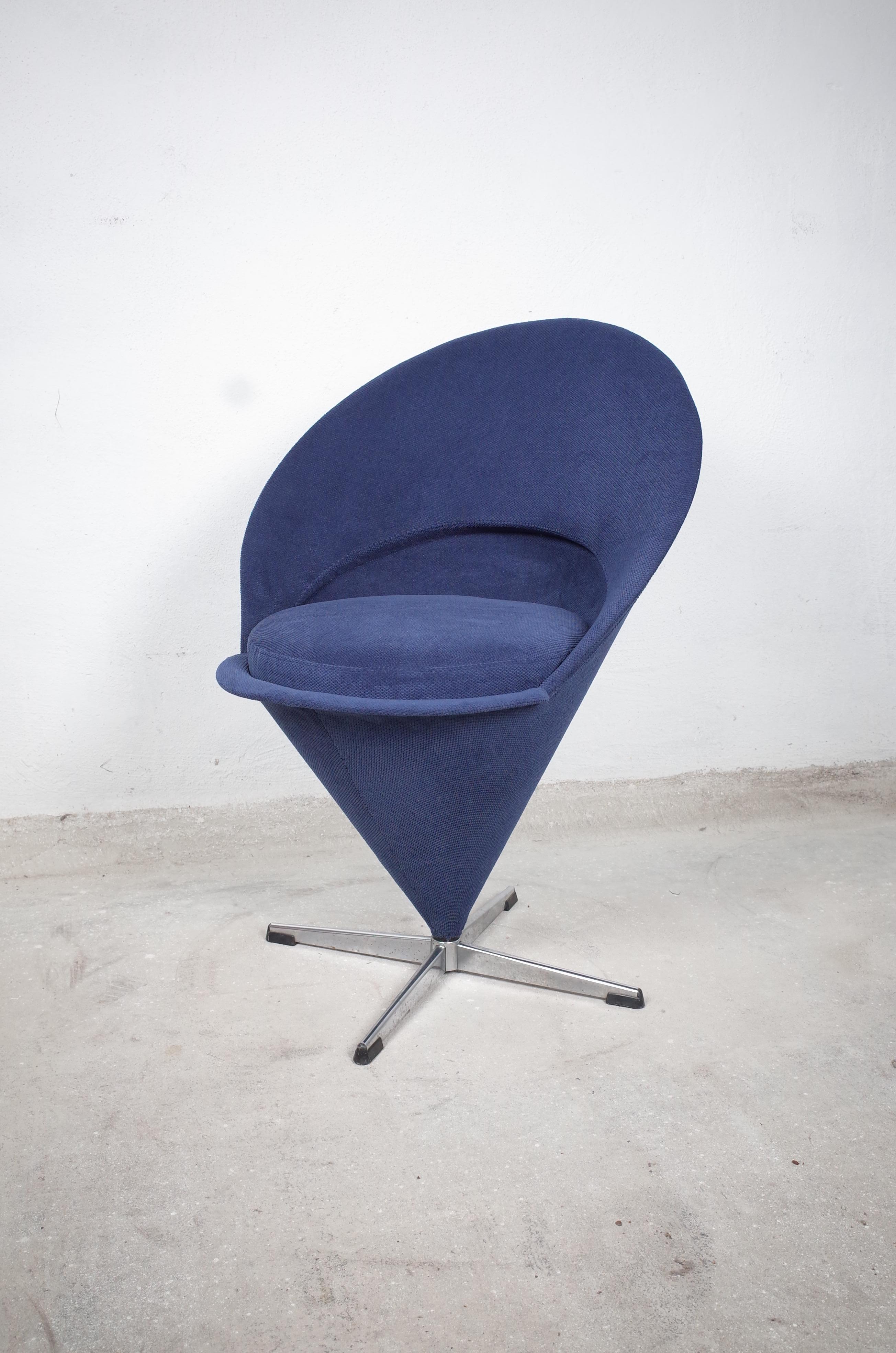 Wunderschöner Designklassiker von Verner Panton. Der Sessel ist drehbar und wurde mit einem hochwertigen blauen Polsterstoff neu bezogen. Die Polsterung wurde ebenfalls erneuert. Sogar der kleine Stauraum im Sesselinneren ist verkleidet, was ihn