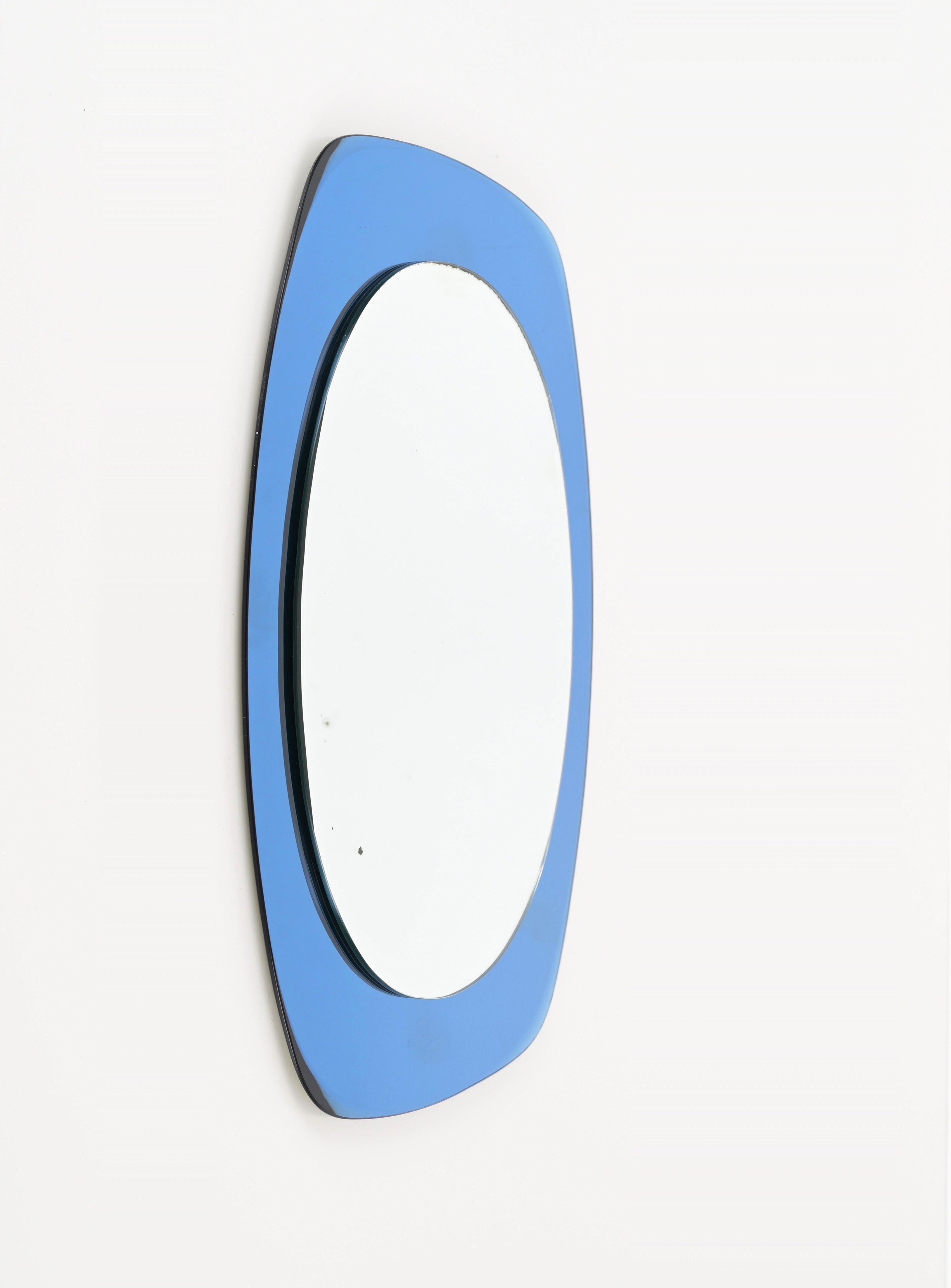 Magnifique miroir à deux niveaux du milieu du siècle dernier avec un superbe cadre en verre miroir bleu. Cette magnifique pièce a été produite en Italie dans les années 1960 par Crystal Art.

Le cadre biseauté en miroir bleu est incroyablement