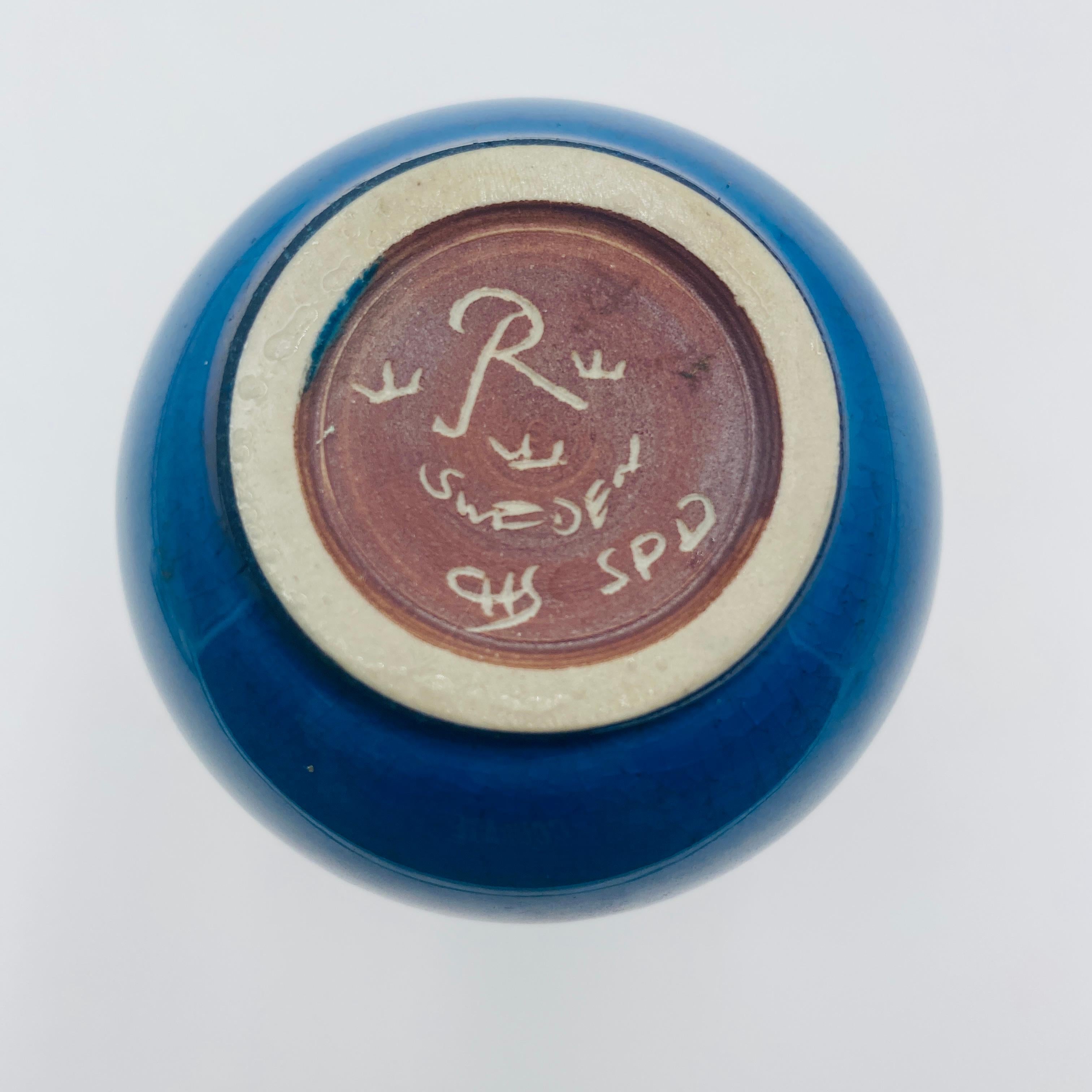 Splendido vaso smaltato di un blu intenso e brillante, disegnato da CHS Carl-Harry Stålhane per Rörstrand Sweden all'inizio degli anni Sessanta. Firmato in basso. 