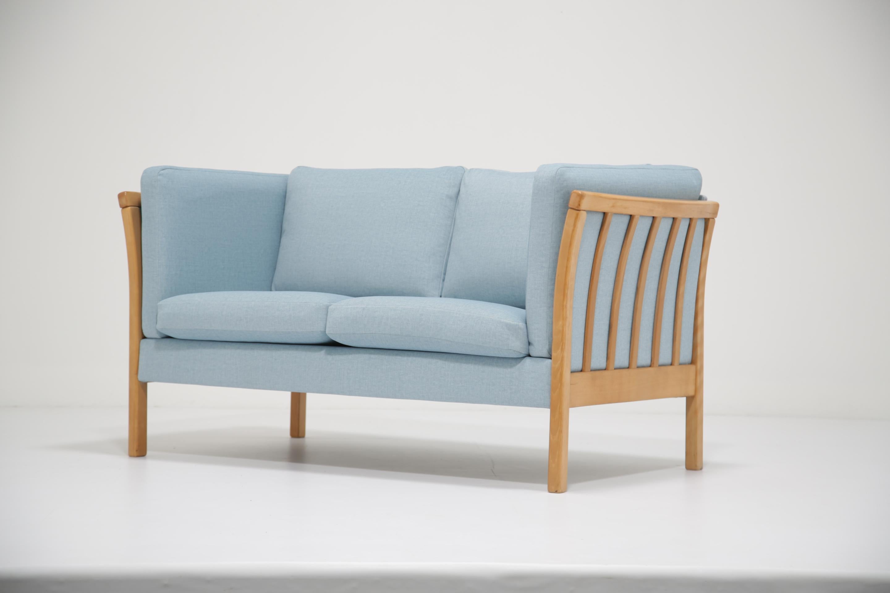 Mid-Century moderno Divano a due posti in tessuto blu e quercia di Stouby, Danimarca, anni Settanta. in vendita