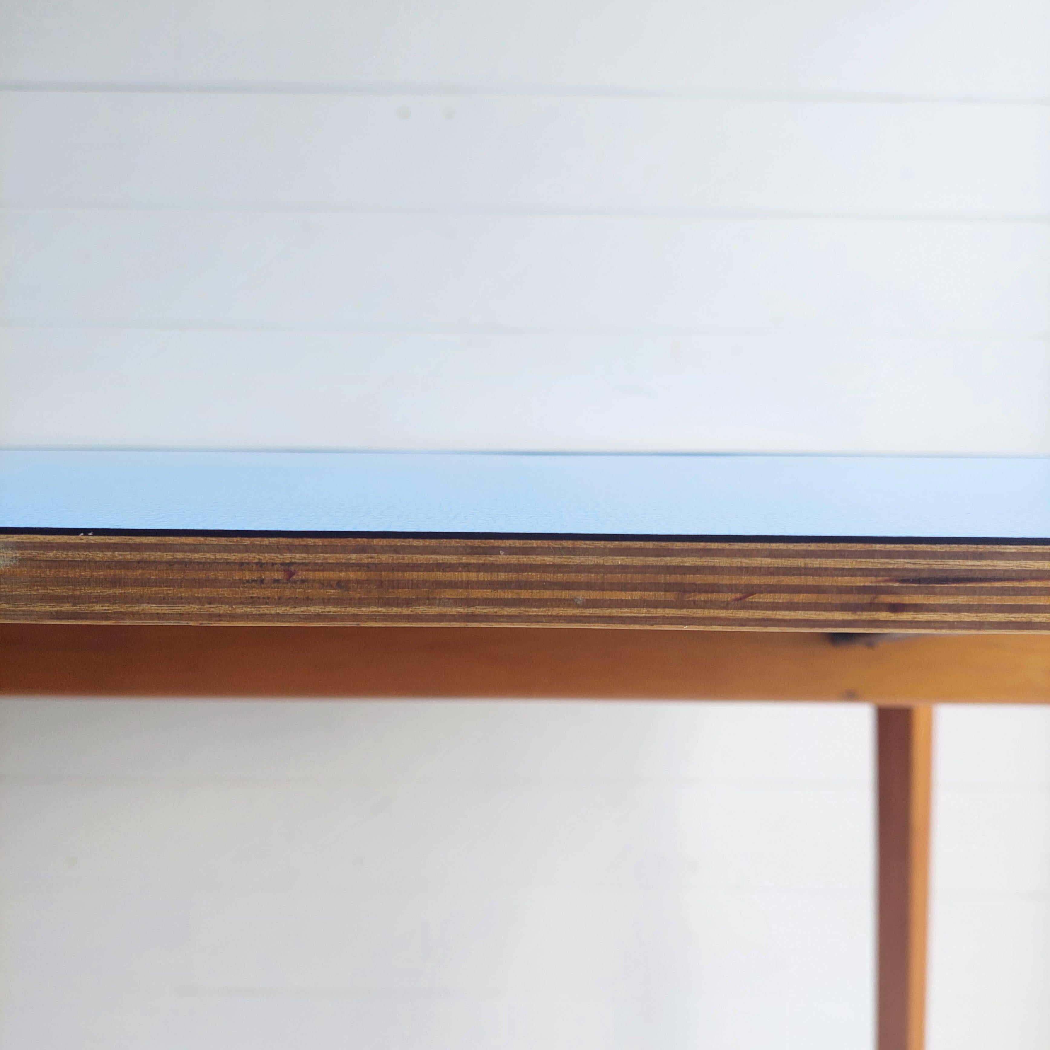 Table de salle à manger pourmica bleue du milieu du siècle avec pieds en bois des années 60 en vente 5