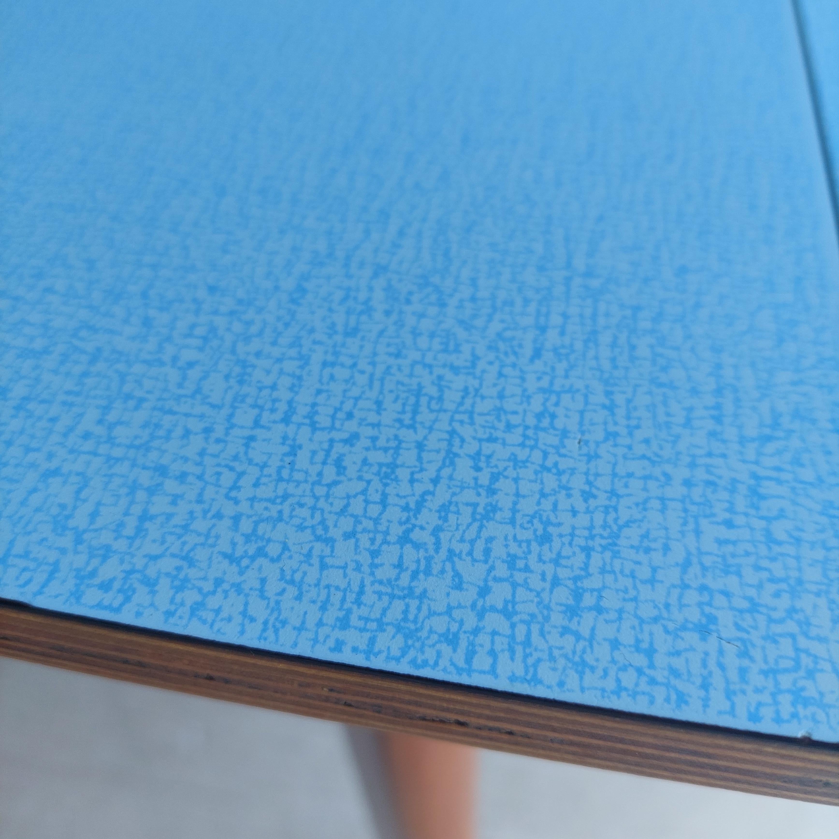 Table de salle à manger pourmica bleue du milieu du siècle avec pieds en bois des années 60 en vente 10