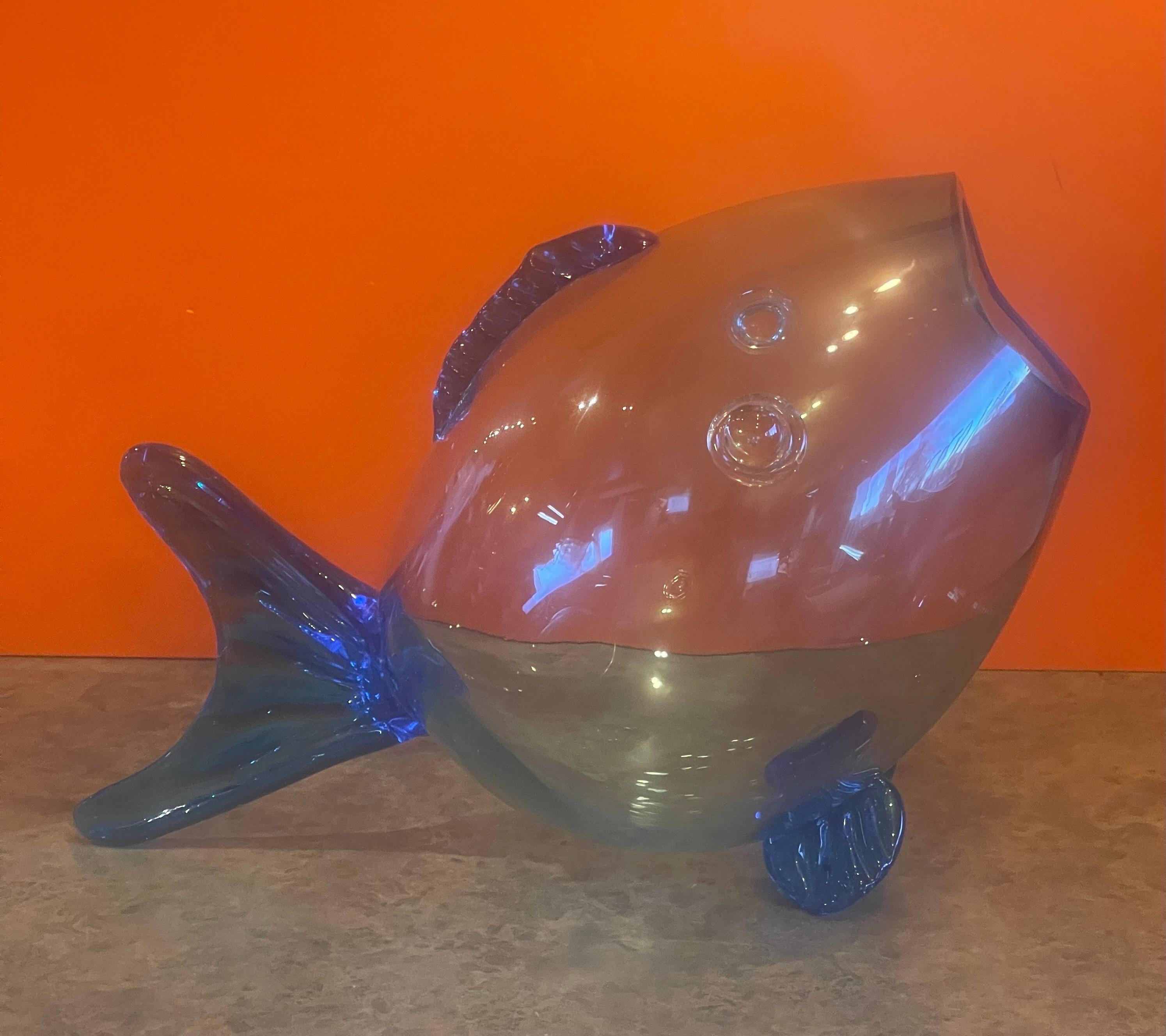 Mid-Century Modern Vase  poissons en verre bleu du milieu du sicle dernier dans le style de Blenko Glass en vente