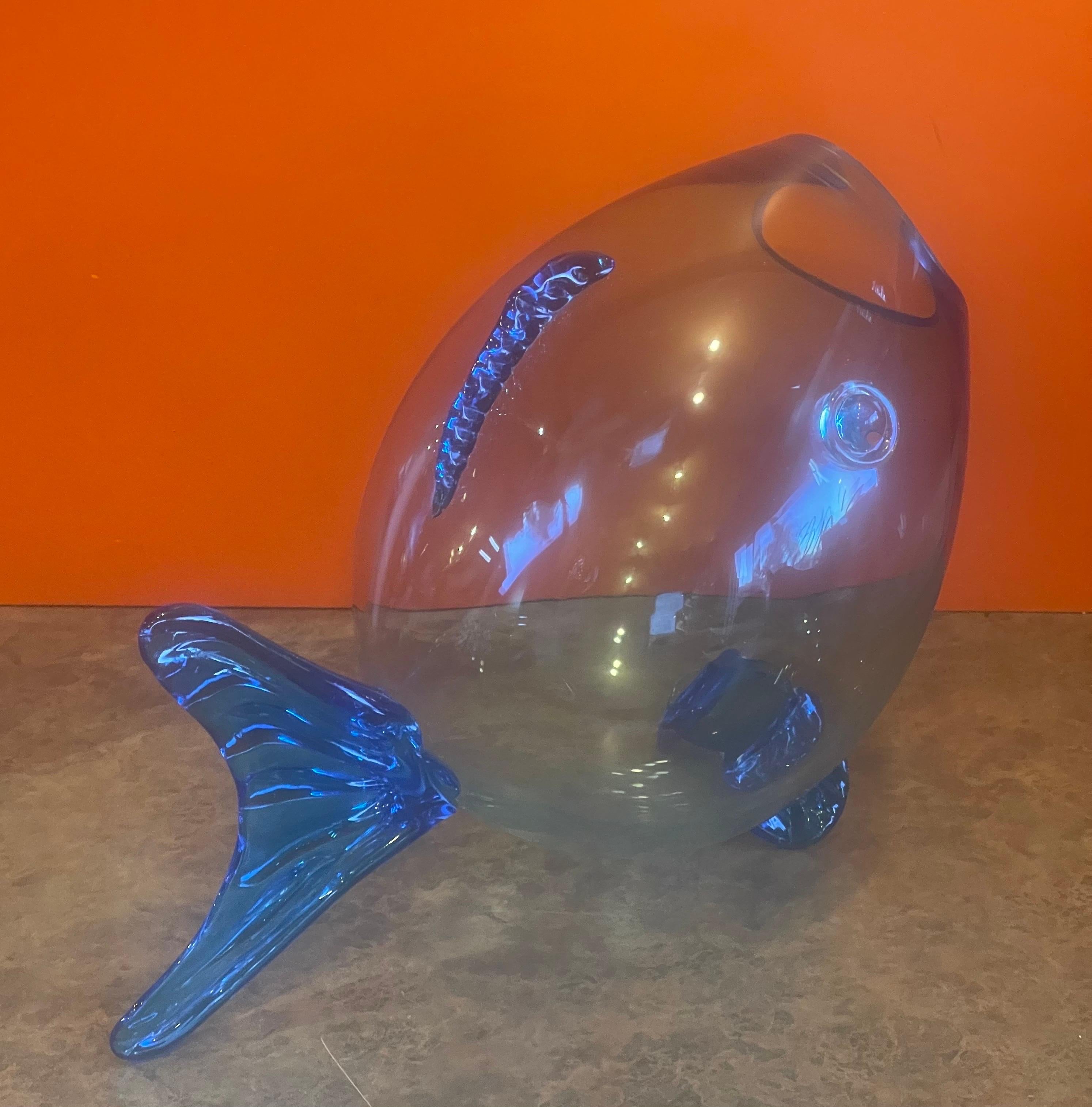 Blaue Fischvase aus Glas aus der Mitte des Jahrhunderts im Stil von Blenko-Glas (amerikanisch) im Angebot