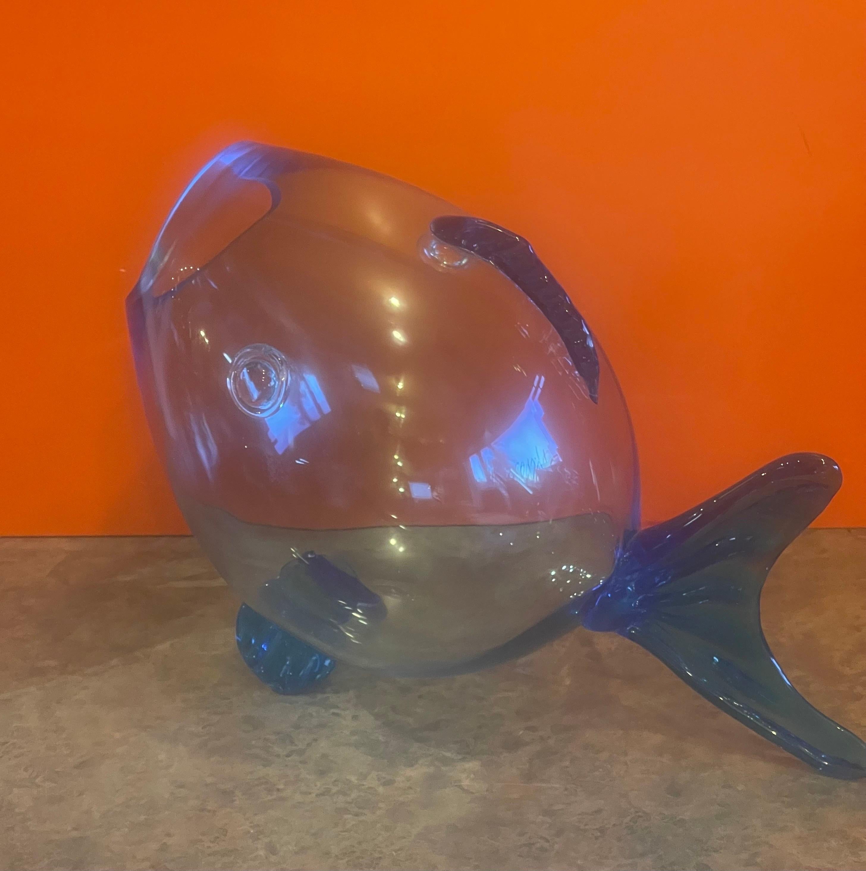 Vase  poissons en verre bleu du milieu du sicle dernier dans le style de Blenko Glass Bon état - En vente à San Diego, CA