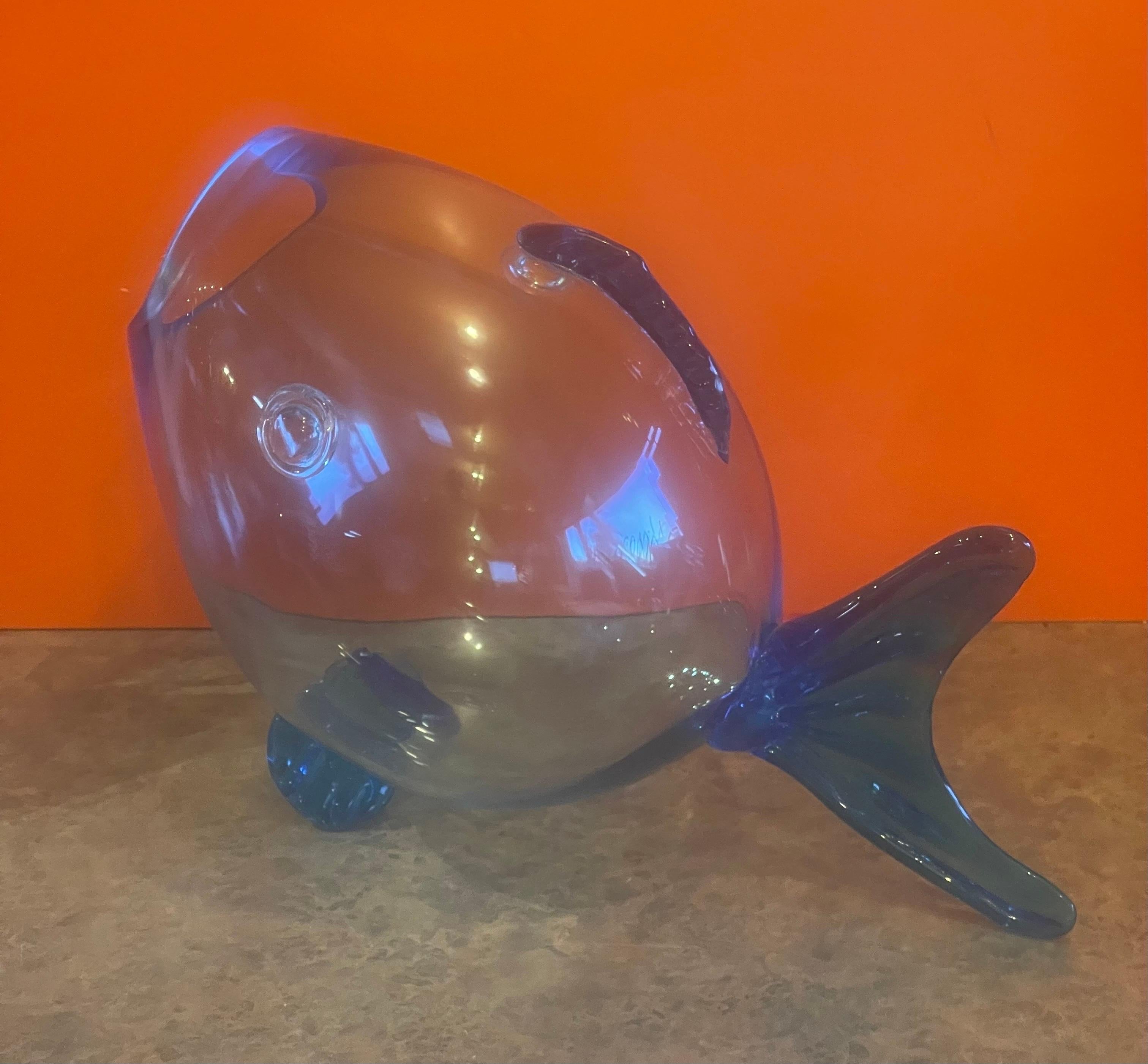 20ième siècle Vase  poissons en verre bleu du milieu du sicle dernier dans le style de Blenko Glass en vente