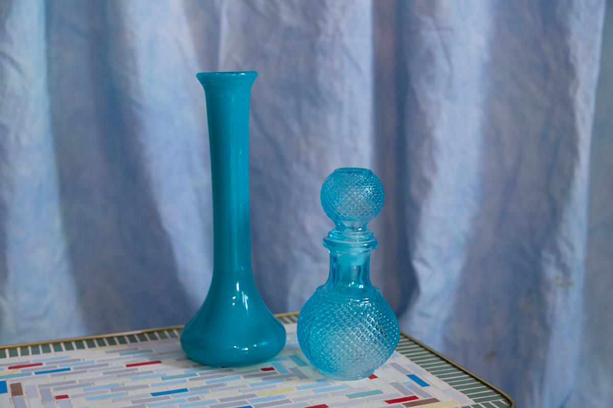 Eine schöne blaue Karaffe mit geometrischem Muster, hergestellt von einem der vielen Glashersteller in Italien. Eine großartige Ergänzung für jede Sammlung! Originaler guter Vintage-Zustand. Nur ein einziges Stück.
 