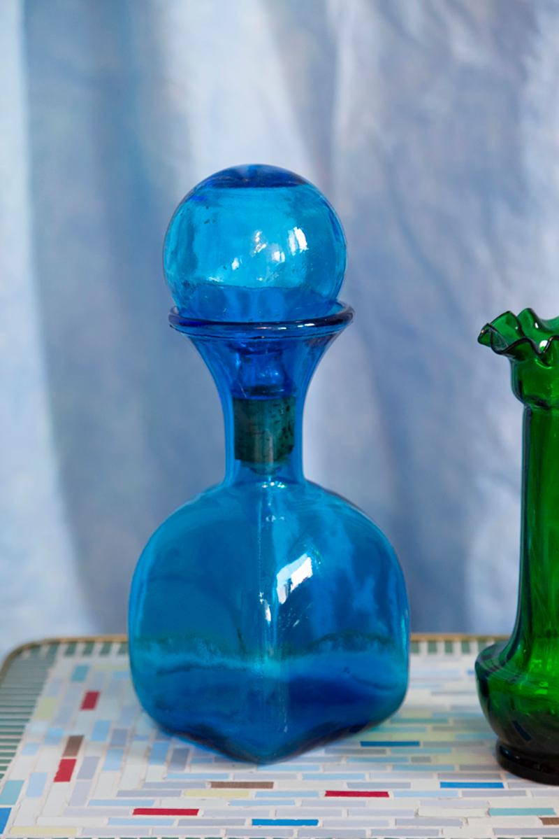 Mini botella de vidrio azul de mediados de siglo con tapón, Italia, años 60 Moderno de mediados de siglo en venta