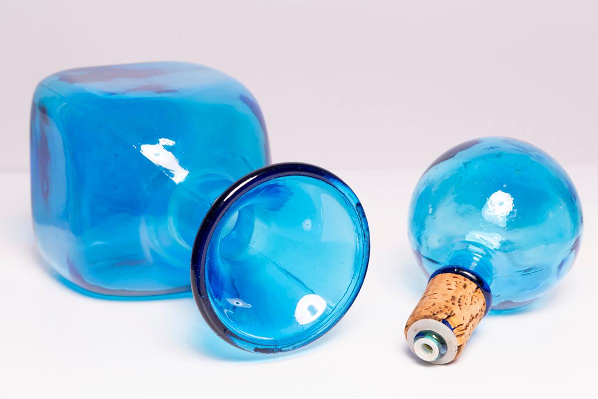 Blaue Mid-Century-Miniflasche aus Glas mit Stopper, Italien, 1960er Jahre im Angebot 2