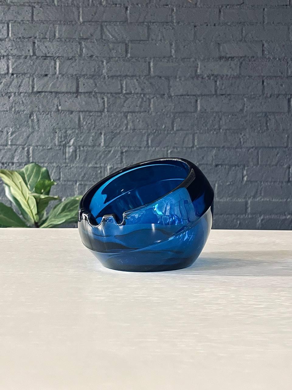 Cenicero orbe de cristal azul de mediados de siglo by Viking Art Glass Moderno de mediados de siglo