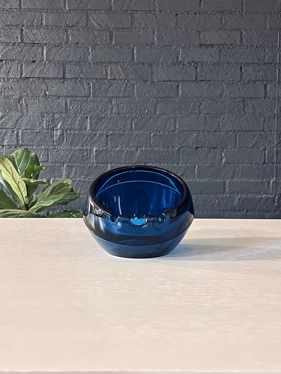 Cenicero orbe de cristal azul de mediados de siglo by Viking Art Glass Estadounidense