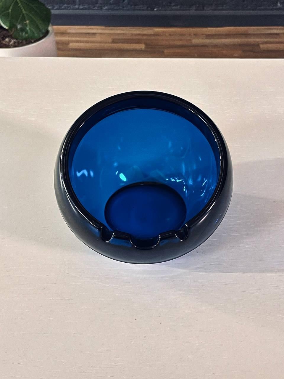Cenicero orbe de cristal azul de mediados de siglo by Viking Art Glass en Bueno Estado en Los Angeles, CA