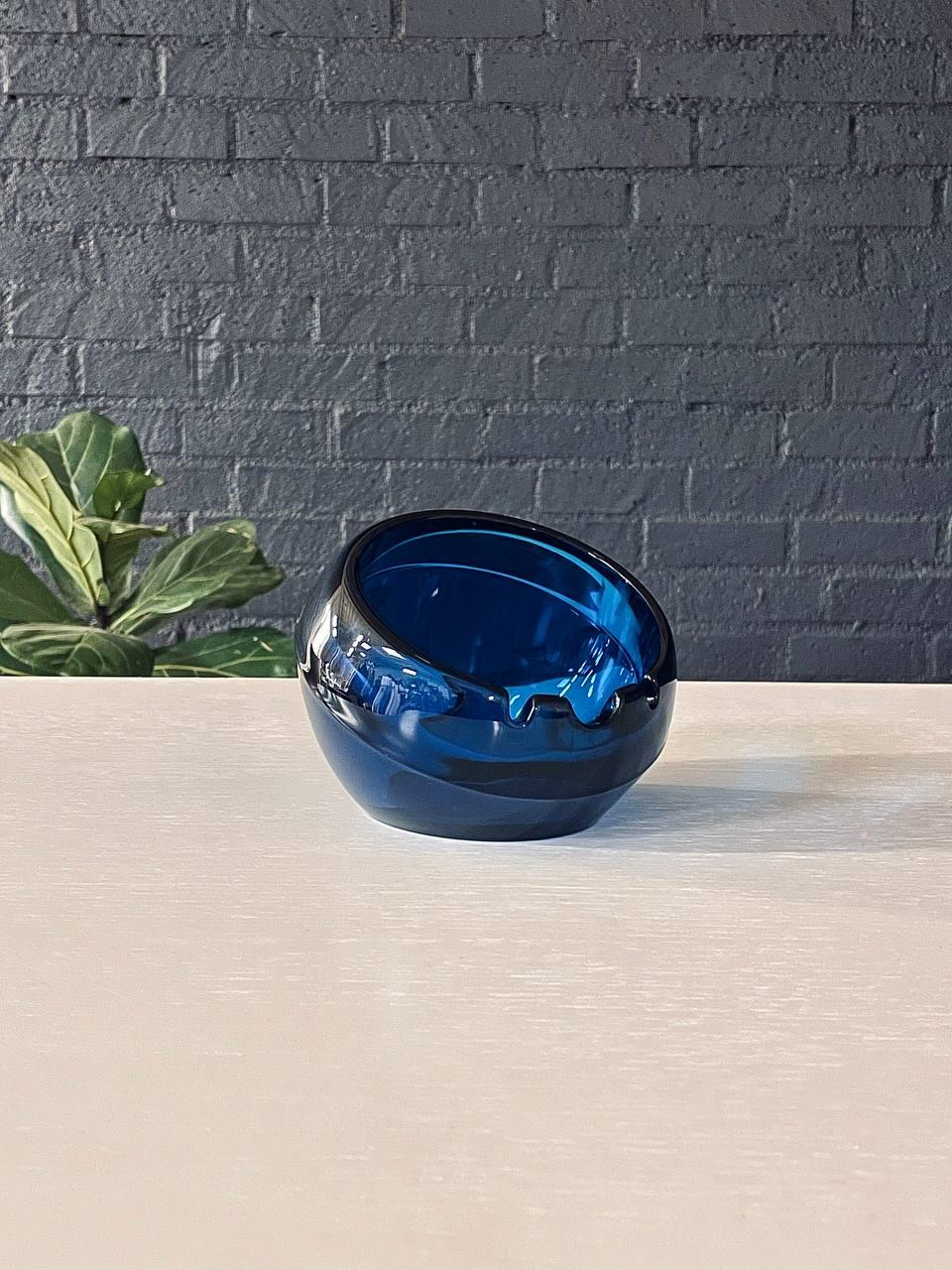 Cenicero orbe de cristal azul de mediados de siglo by Viking Art Glass mediados del siglo XX
