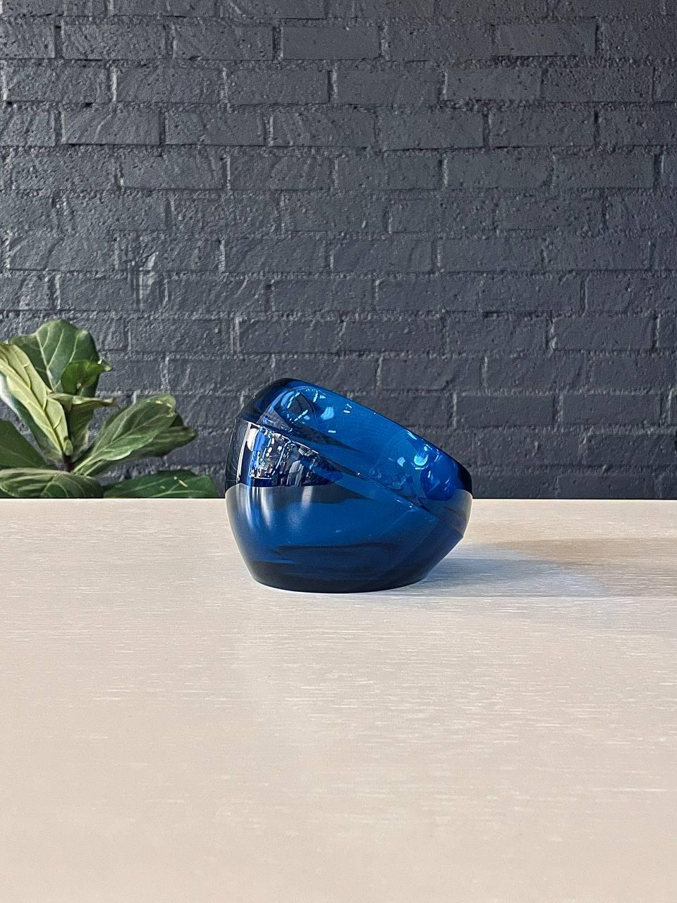Cenicero orbe de cristal azul de mediados de siglo by Viking Art Glass Vidrio