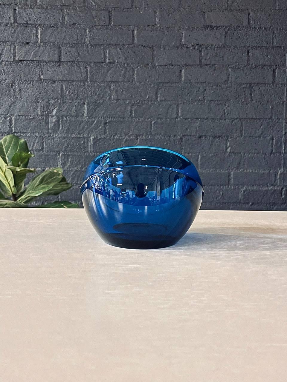 Cenicero orbe de cristal azul de mediados de siglo by Viking Art Glass 1