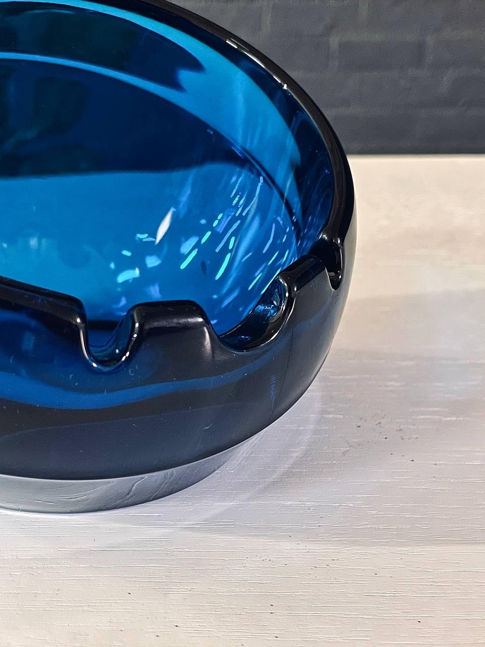 Cenicero orbe de cristal azul de mediados de siglo by Viking Art Glass 2