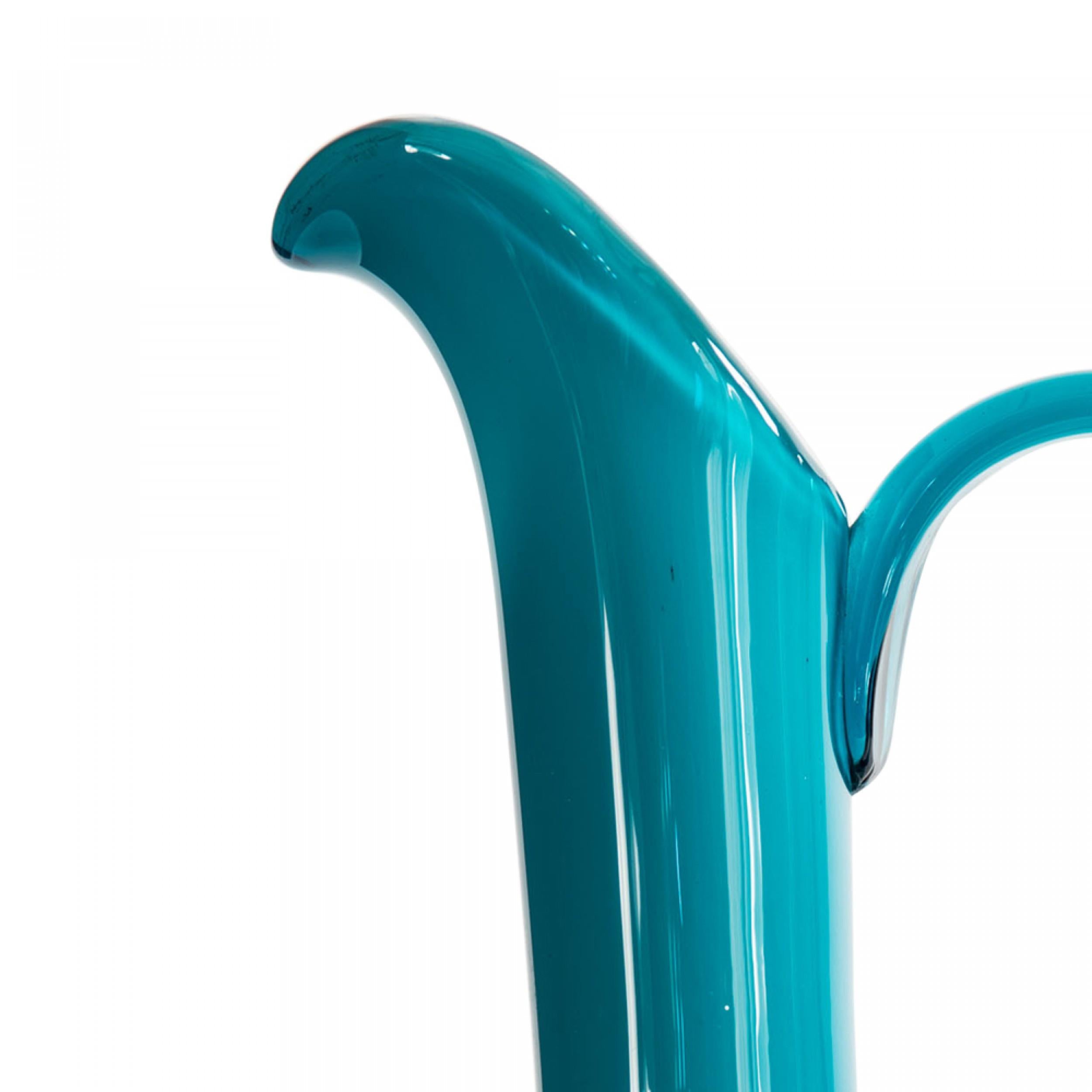 Skandinavischer Krug im Mid-Century-Stil mit breitem Sockel aus blauem Glas