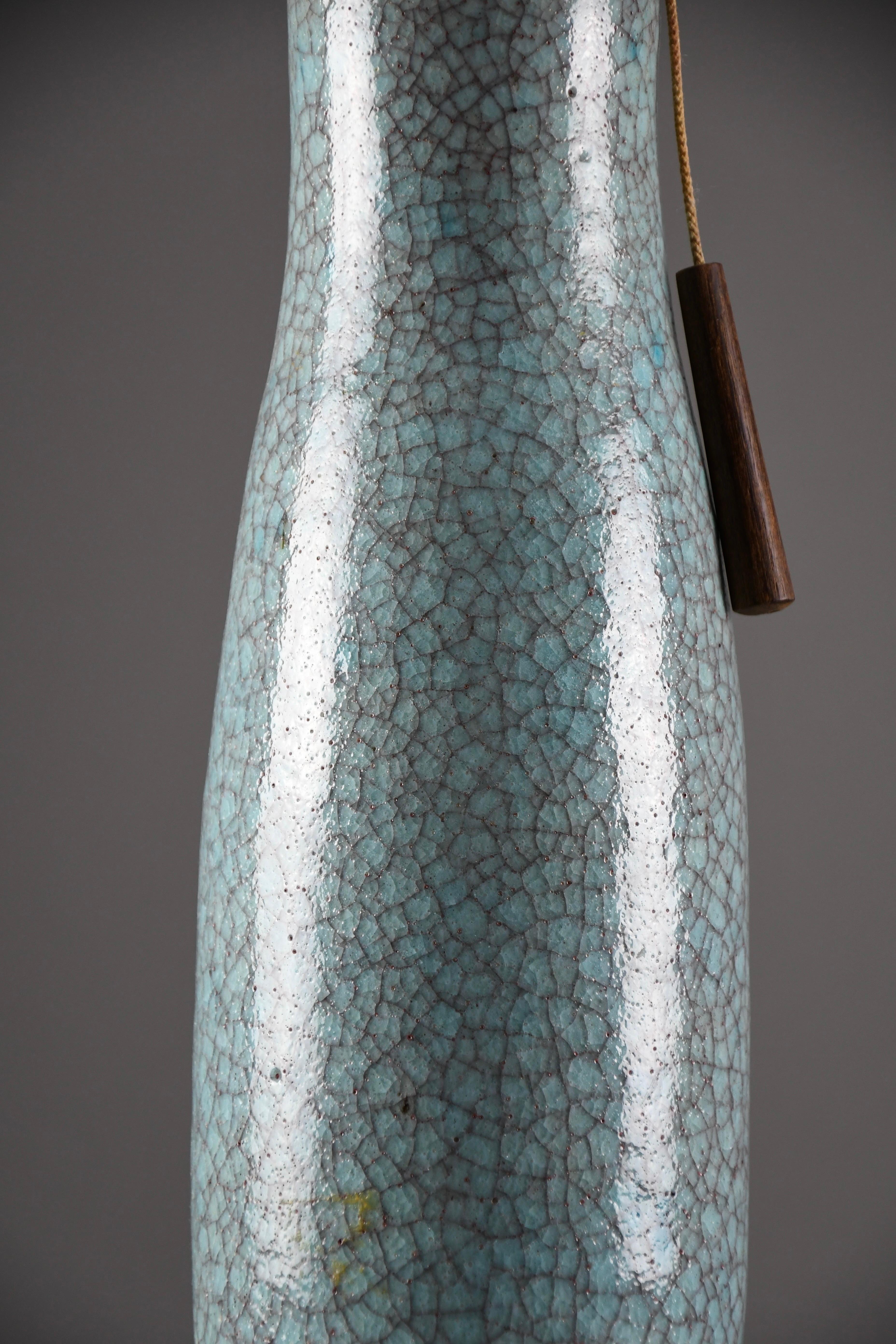 Lampada da tavolo in ceramica blu-verde-turchese di metà secolo con paralume in seta blu-grigio in vendita 3