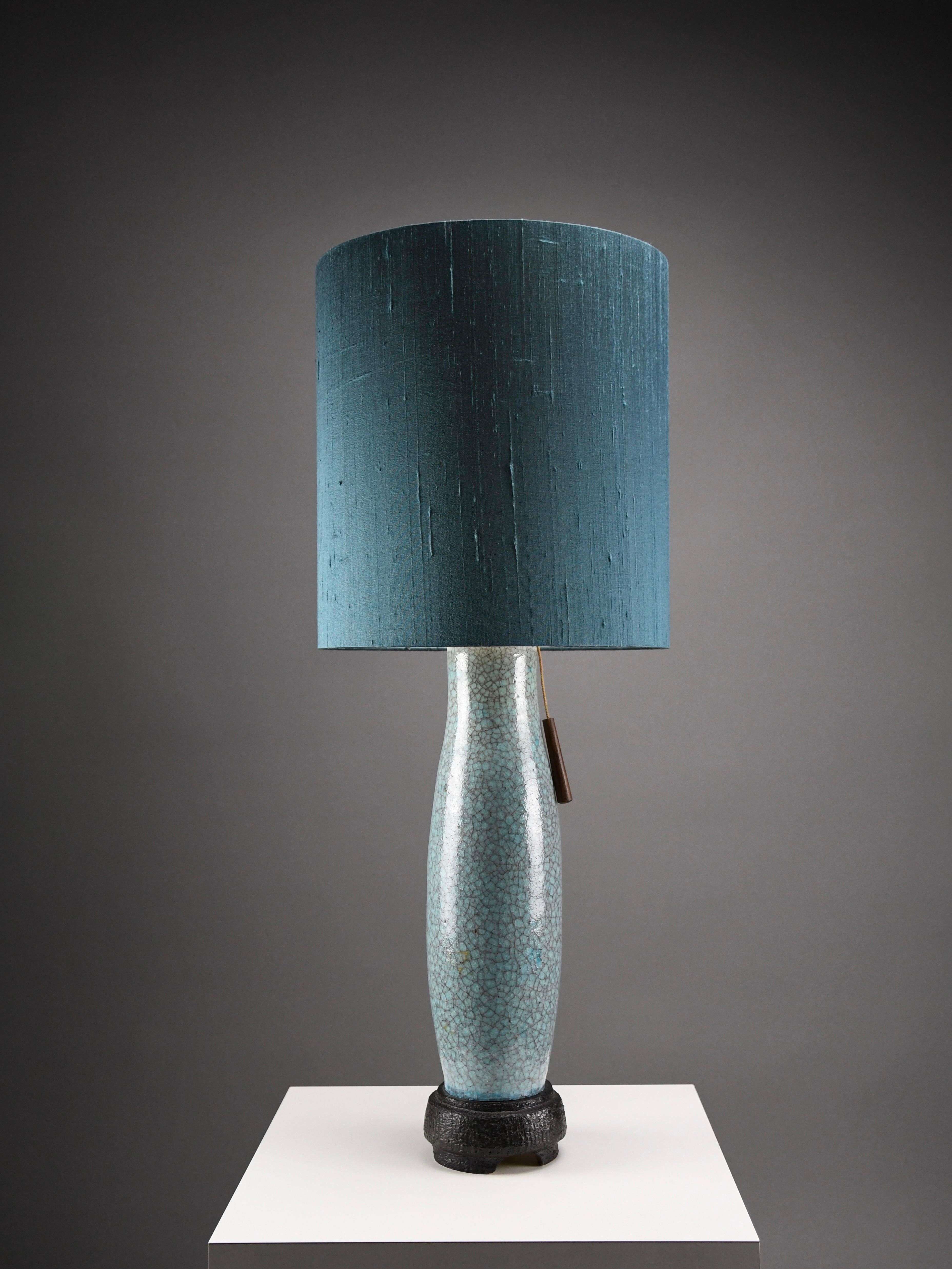 Lampada da tavolo in ceramica blu-verde-turchese di metà secolo con paralume in seta blu-grigio in vendita 4
