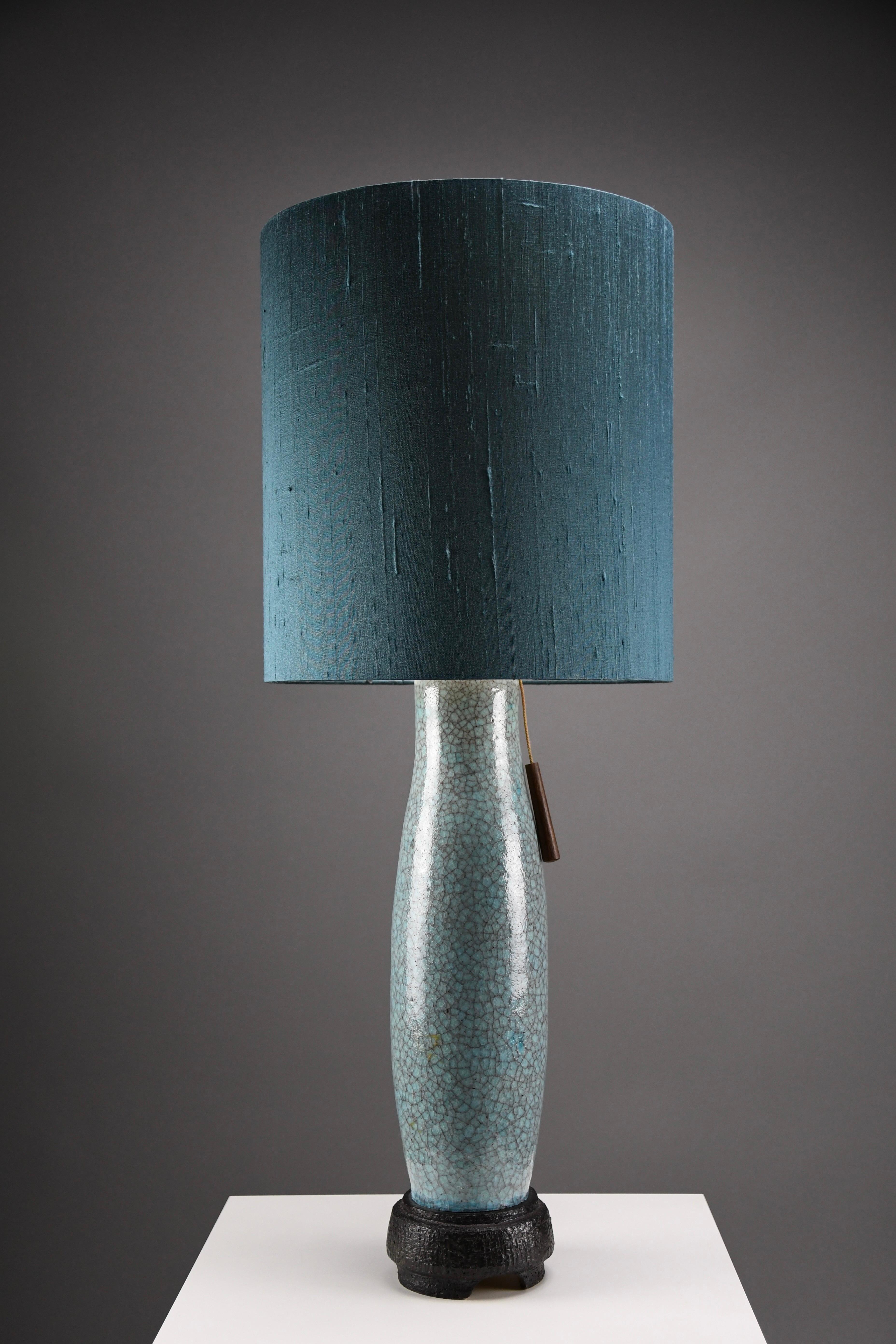 Lampada da tavolo in ceramica blu-verde-turchese di metà secolo con paralume in seta blu-grigio in vendita 6