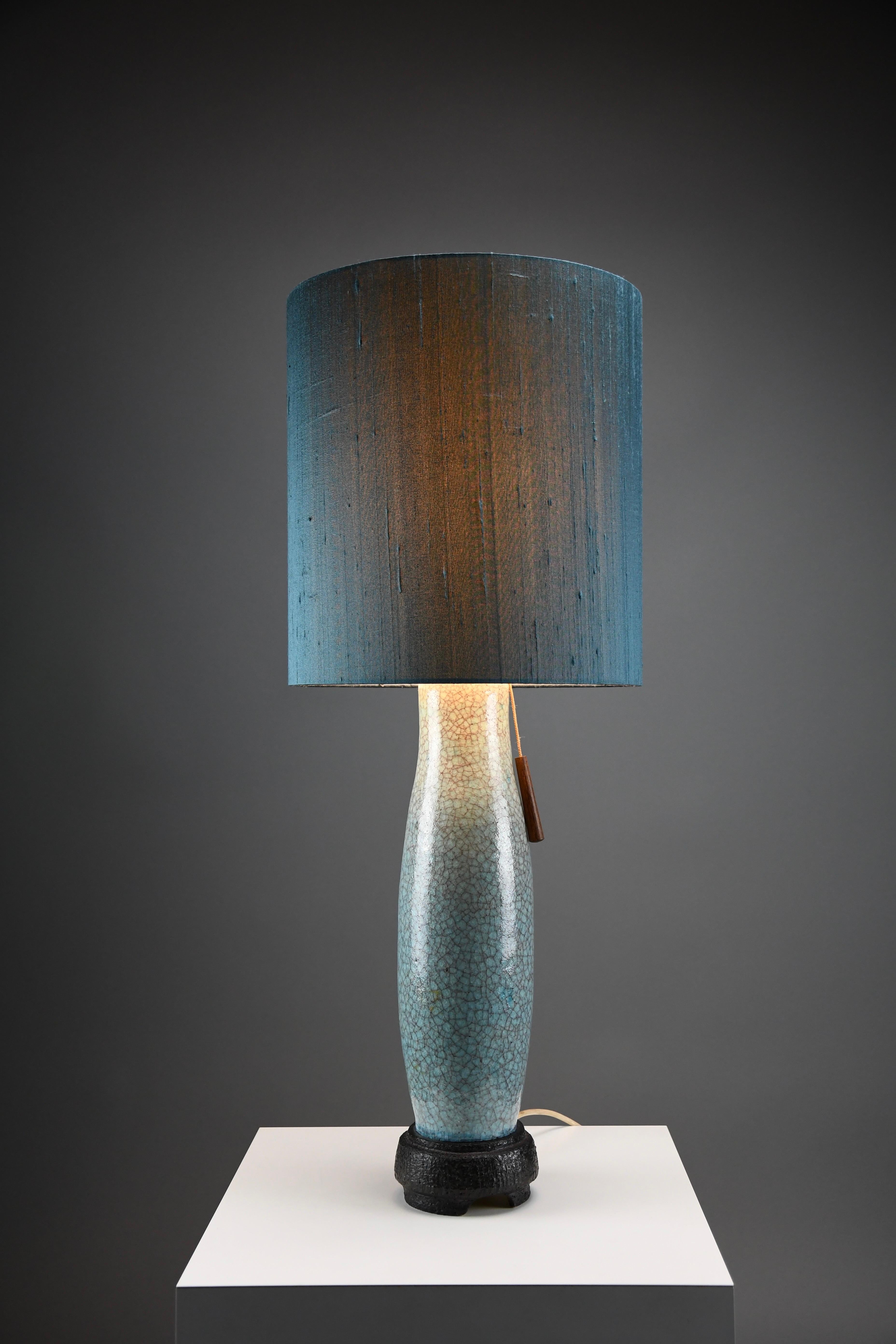 Lampada da tavolo in ceramica blu-verde-turchese di metà secolo con paralume in seta blu-grigio in vendita 7