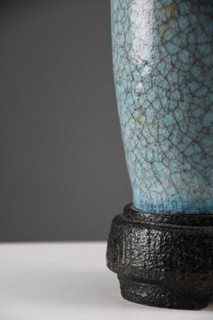 Lámpara de sobremesa de cerámica azul turquesa verde de mediados de siglo con pantalla de seda azul grisácea