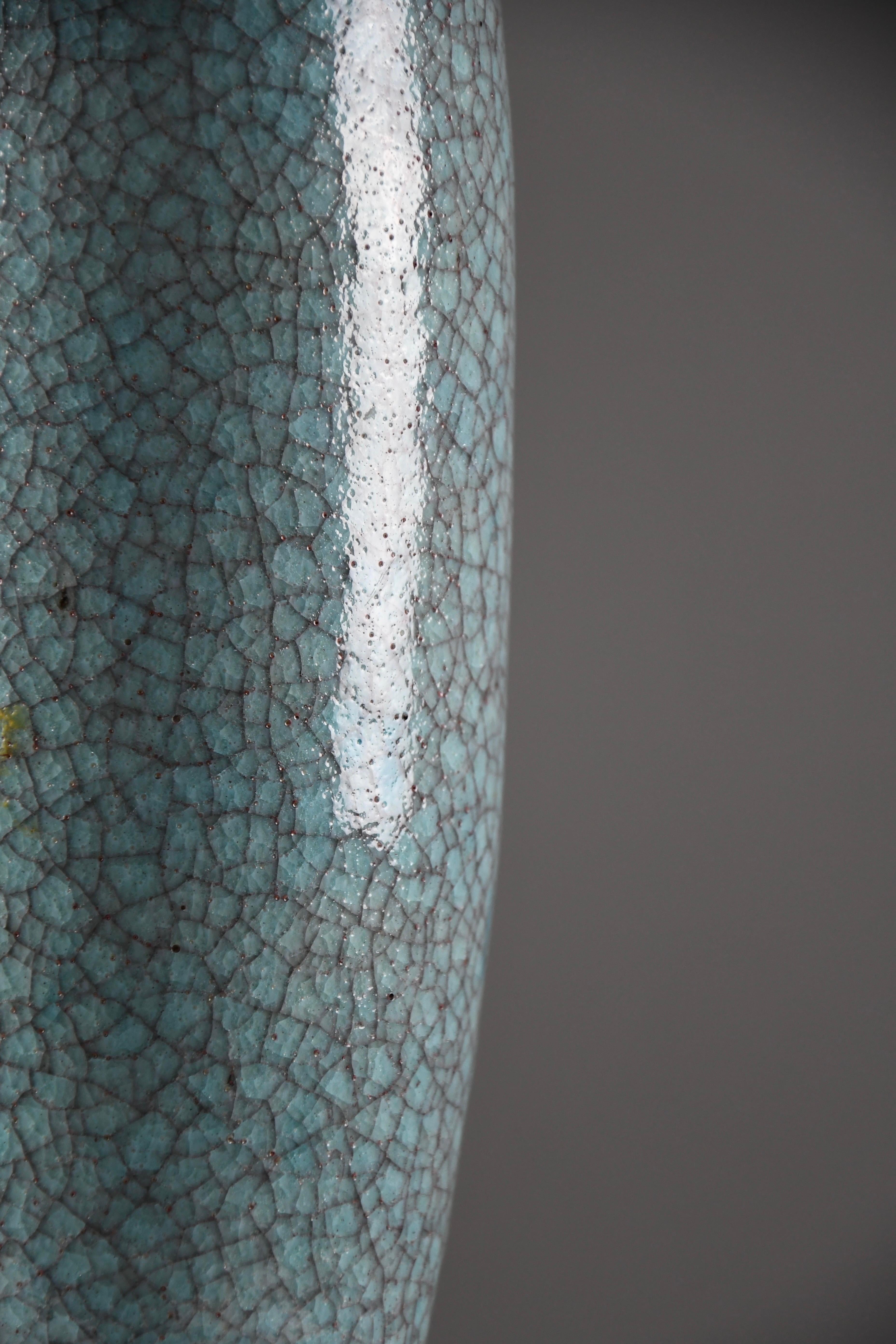 Mid-Century moderno Lampada da tavolo in ceramica blu-verde-turchese di metà secolo con paralume in seta blu-grigio in vendita