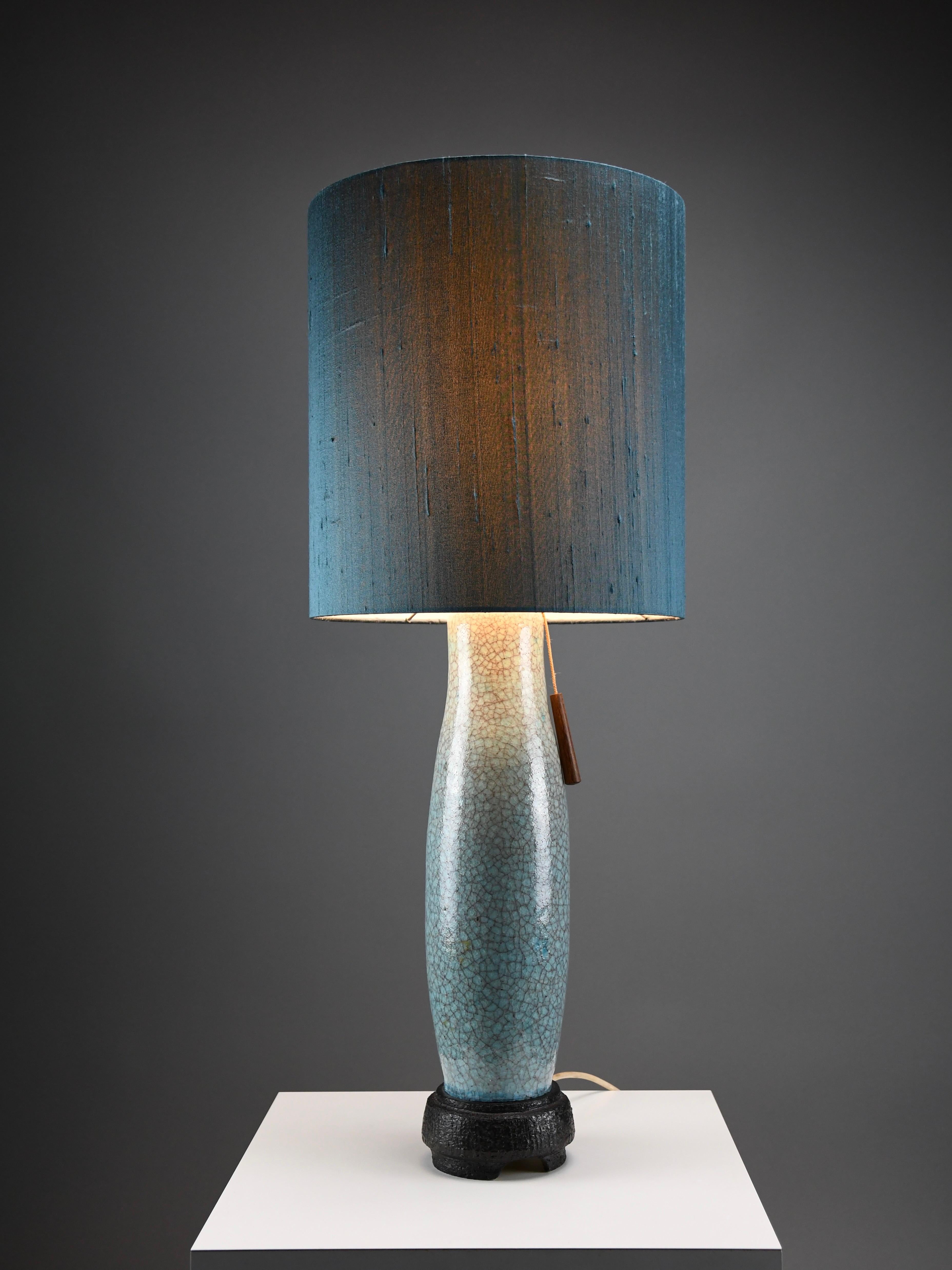 Olandese Lampada da tavolo in ceramica blu-verde-turchese di metà secolo con paralume in seta blu-grigio in vendita