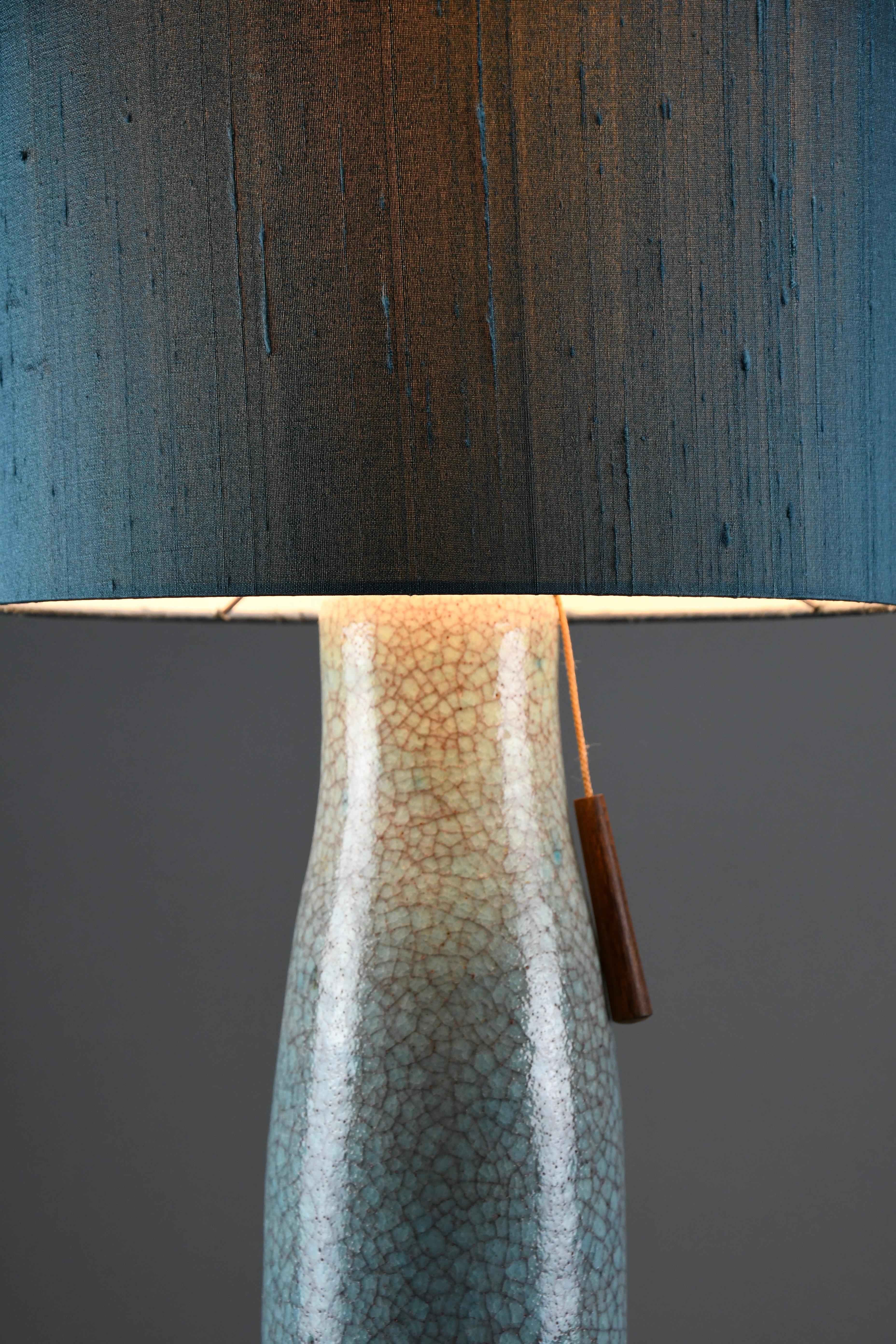 Lampada da tavolo in ceramica blu-verde-turchese di metà secolo con paralume in seta blu-grigio In condizioni buone in vendita a Weesp, NL