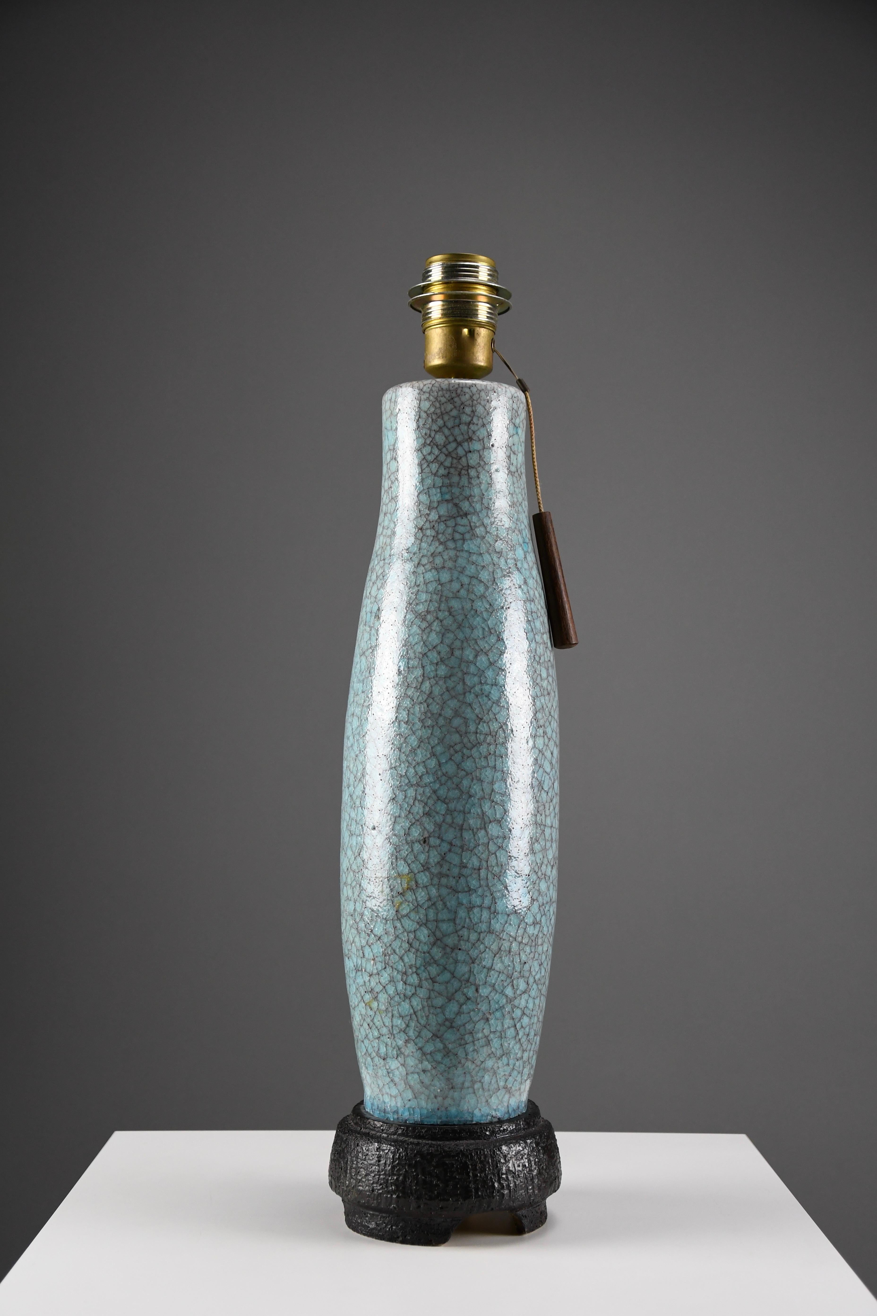 Metà XX secolo Lampada da tavolo in ceramica blu-verde-turchese di metà secolo con paralume in seta blu-grigio in vendita