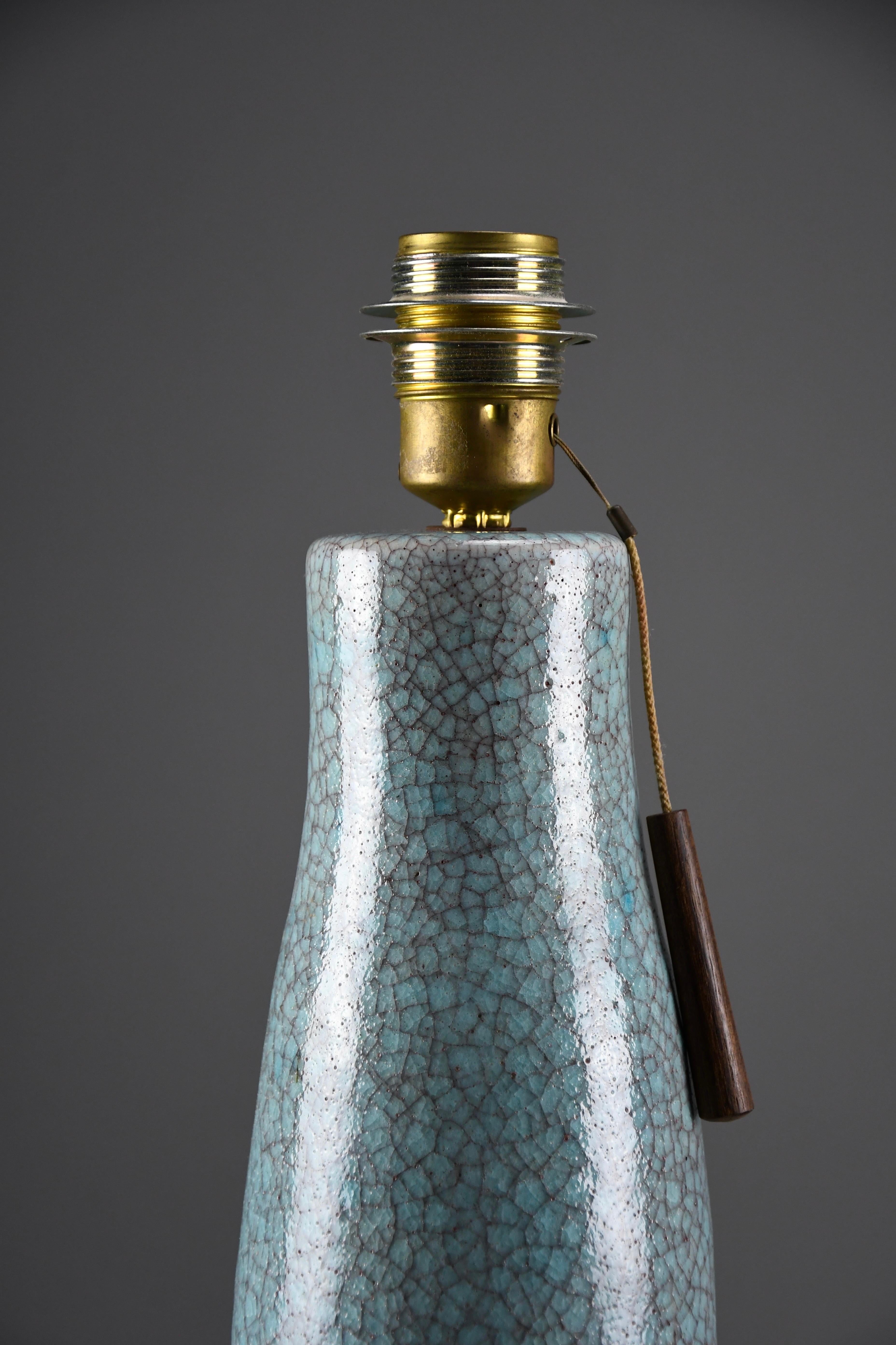 Ceramica Lampada da tavolo in ceramica blu-verde-turchese di metà secolo con paralume in seta blu-grigio in vendita