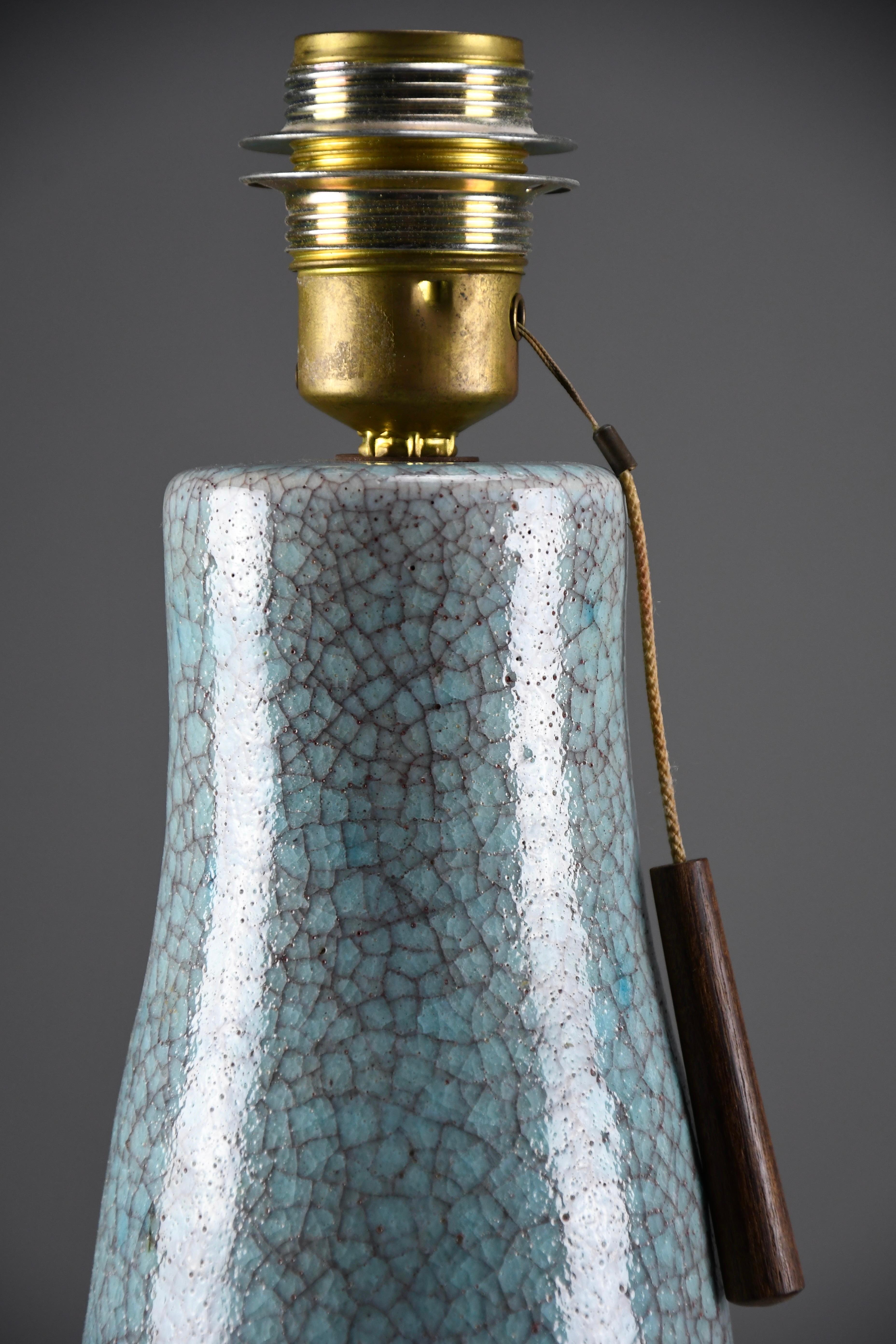 Lampada da tavolo in ceramica blu-verde-turchese di metà secolo con paralume in seta blu-grigio in vendita 1