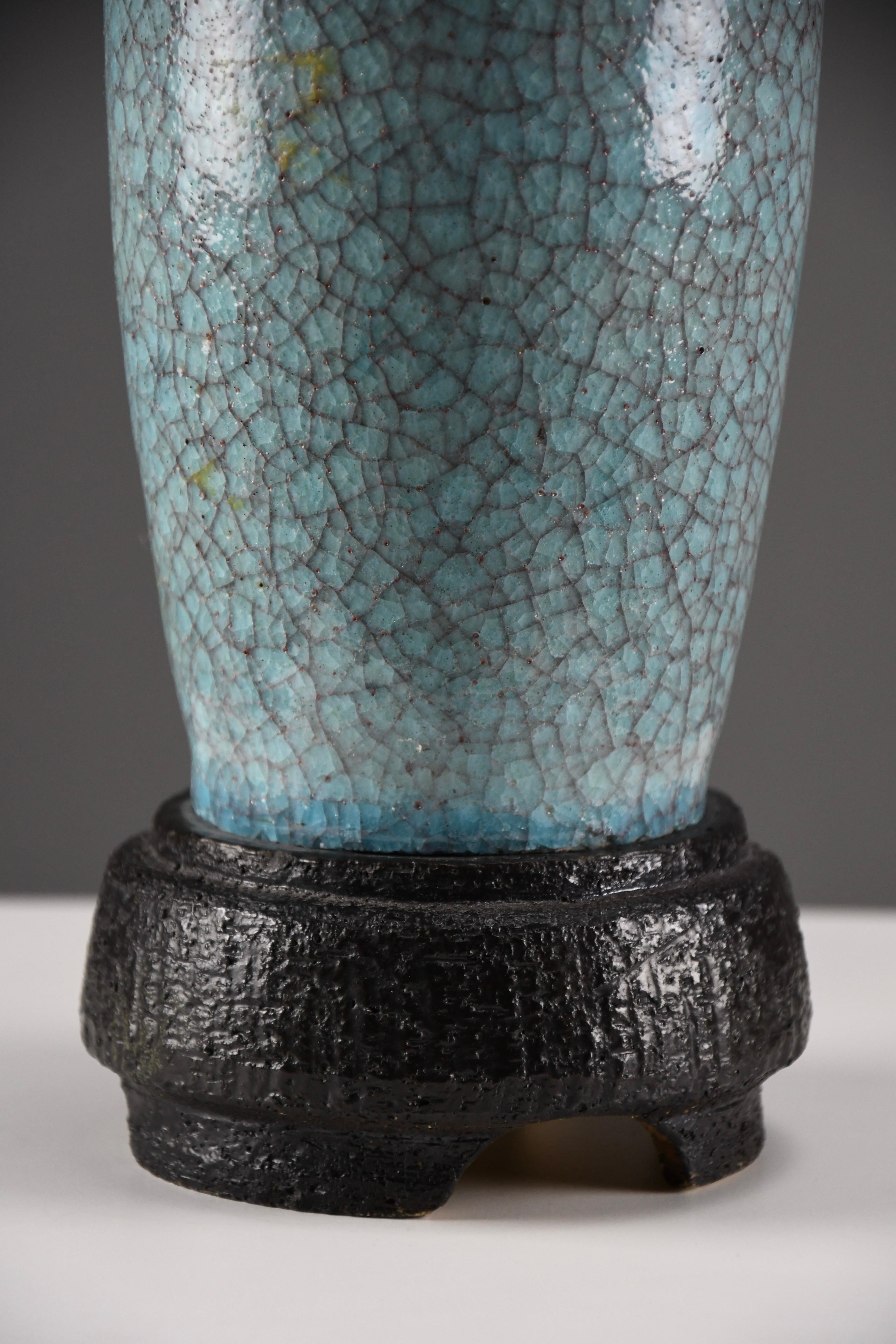 Lampada da tavolo in ceramica blu-verde-turchese di metà secolo con paralume in seta blu-grigio in vendita 2