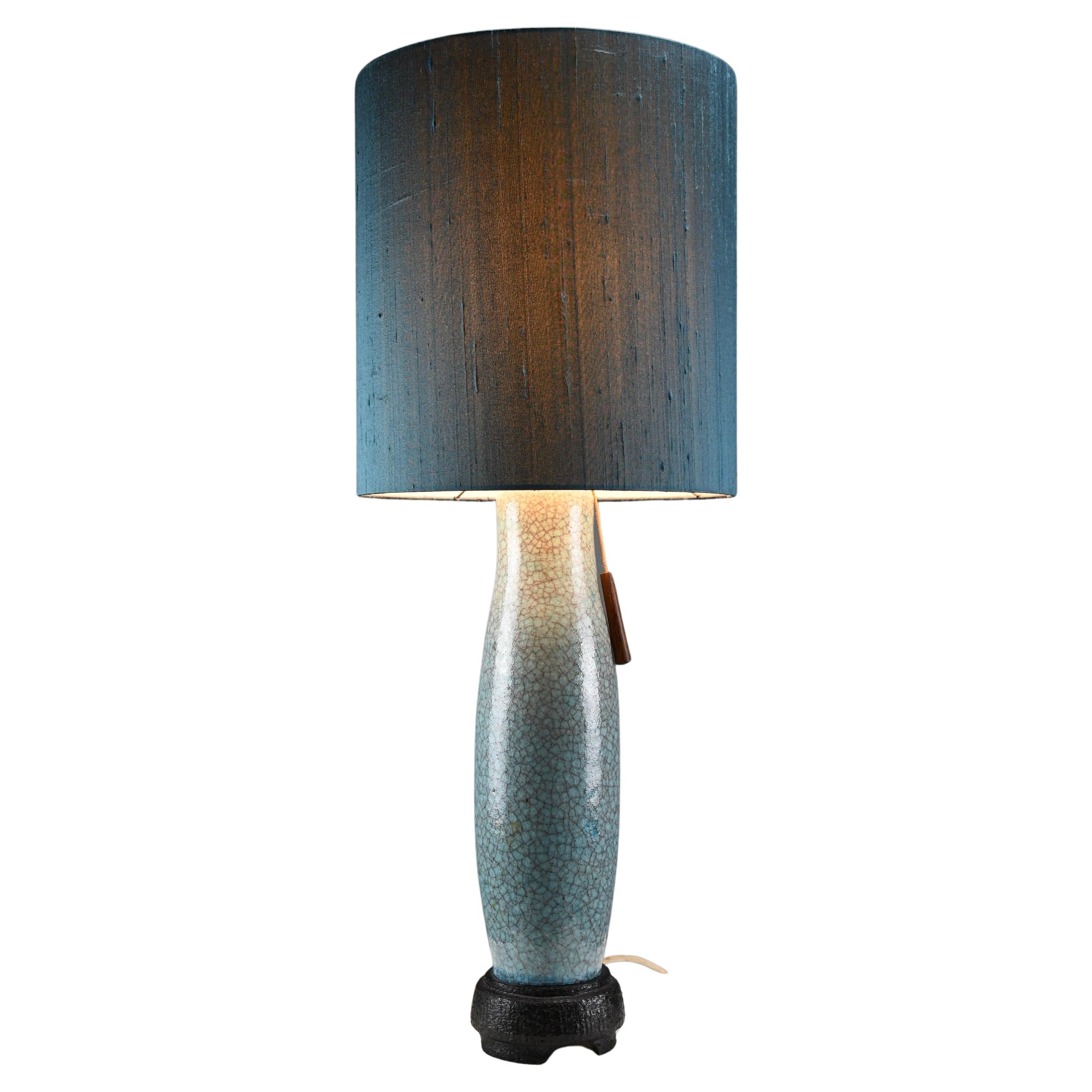 Lampada da tavolo in ceramica blu-verde-turchese di metà secolo con paralume in seta blu-grigio in vendita