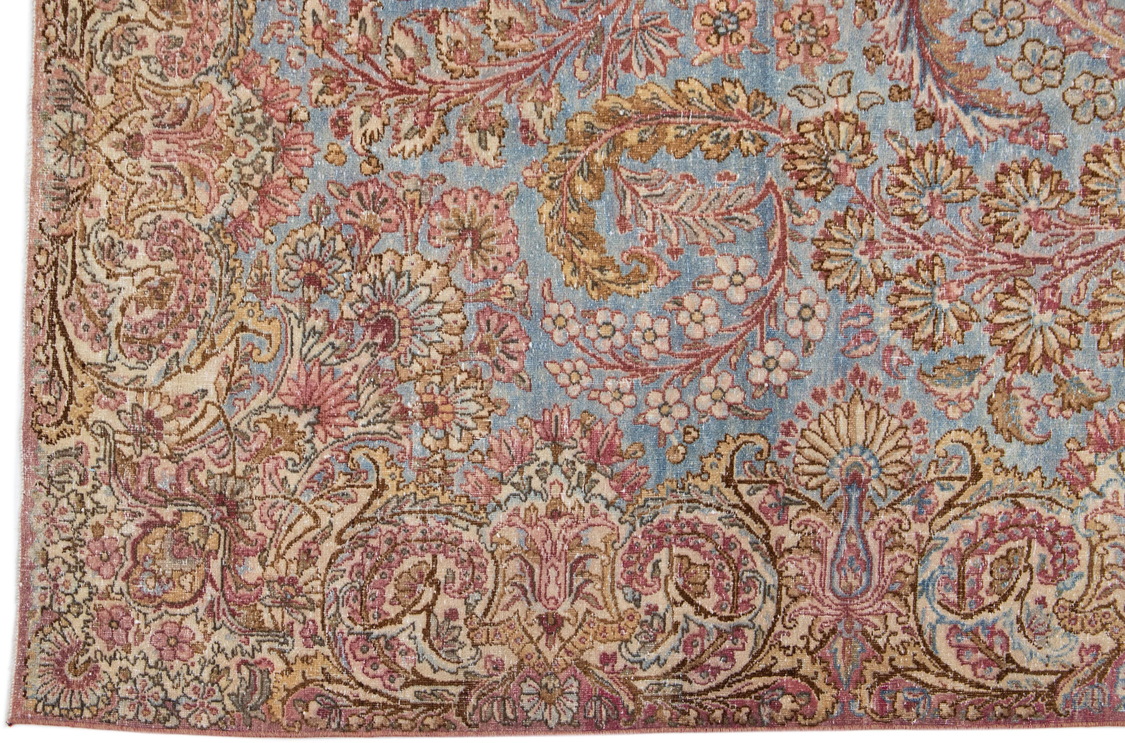 Blauer handgefertigter persischer Kirman-Wollteppich aus der Mitte des Jahrhunderts mit Blumenmotiv (20. Jahrhundert) im Angebot